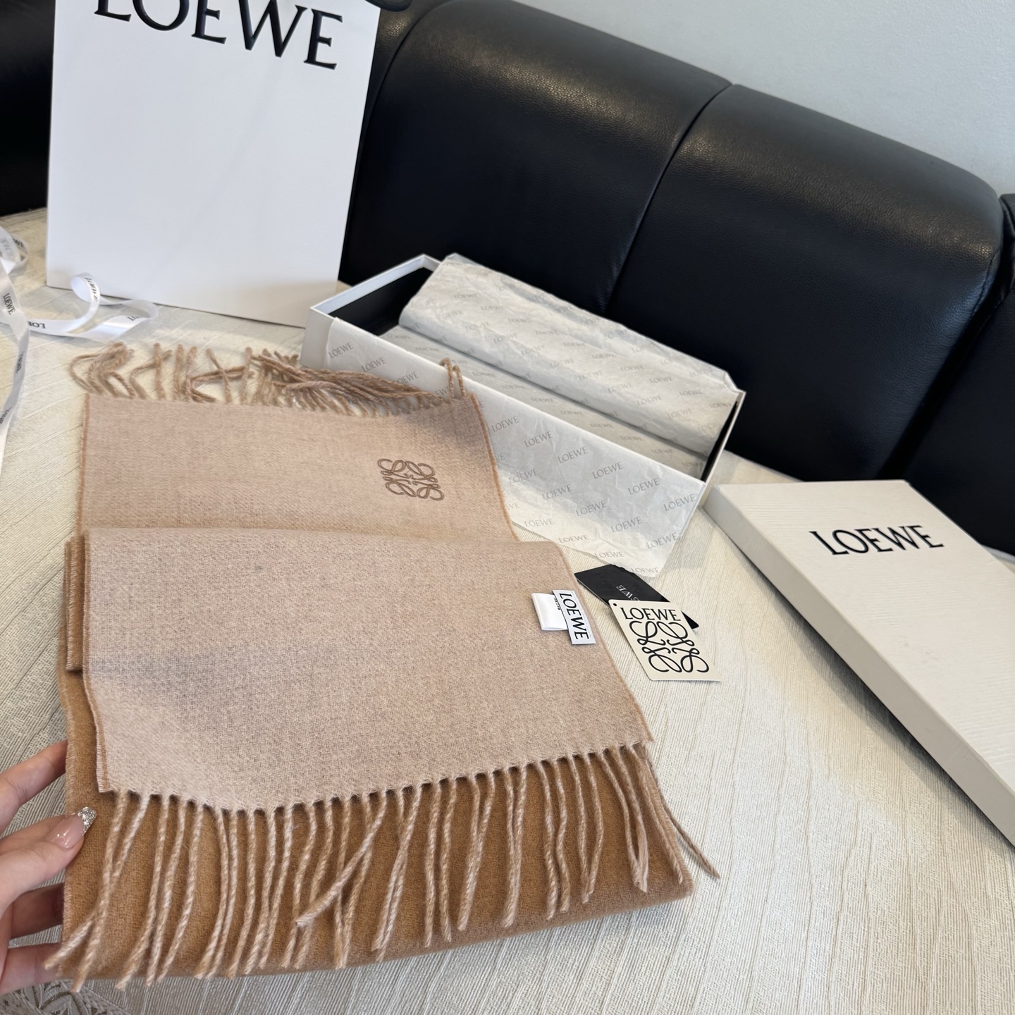 上新!Loewe · 罗意威️难得一见的温柔配色,低调又不失优雅❗️】重点推荐❗️双面配色,一条围巾两种风格搭配,高级舒 上新!Loewe · 罗意威️难得一见的温柔配色,低调又不失优雅❗️】重点推荐❗️双面配色,一条围巾两种风格搭配,高级舒