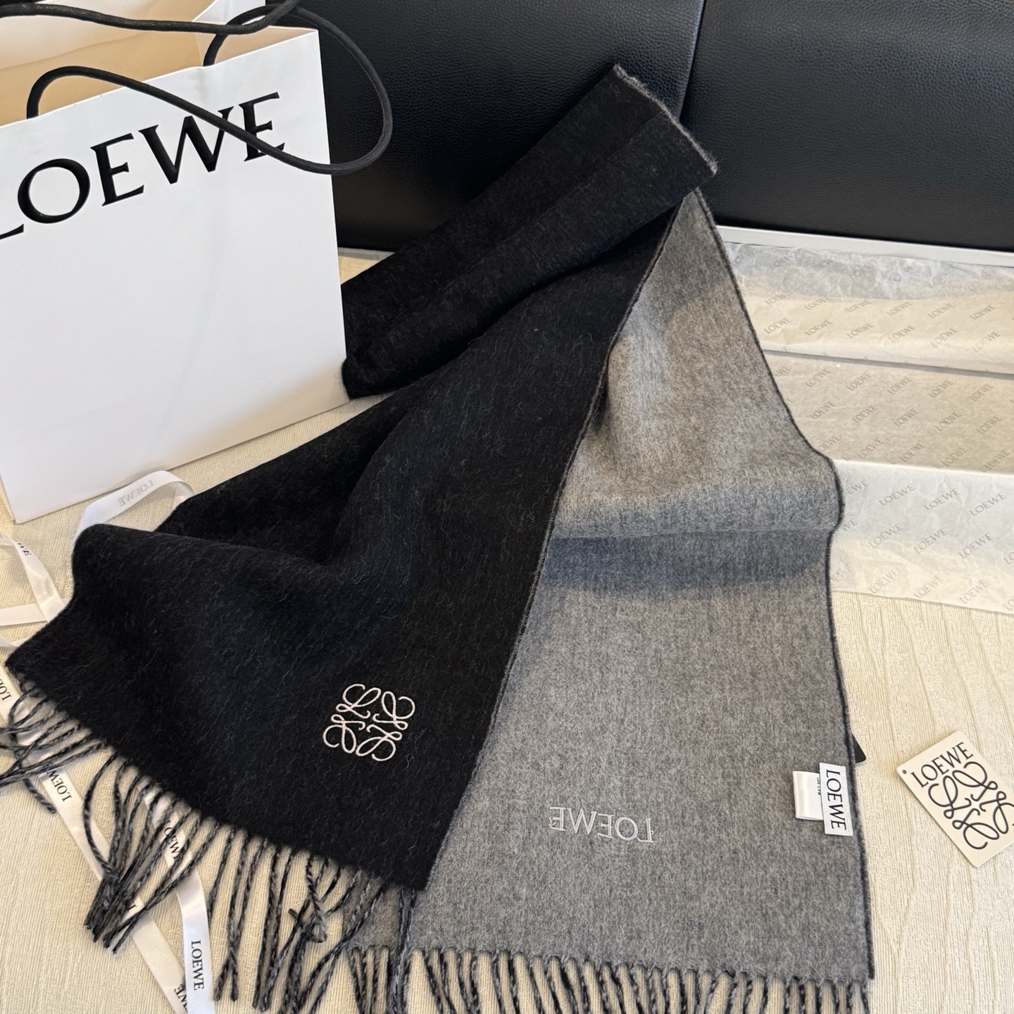 上新!Loewe · 罗意威️难得一见的温柔配色,低调又不失优雅❗️】重点推荐❗️双面配色,一条围巾两种风格搭配,高级舒 上新!Loewe · 罗意威️难得一见的温柔配色,低调又不失优雅❗️】重点推荐❗️双面配色,一条围巾两种风格搭配,高级舒