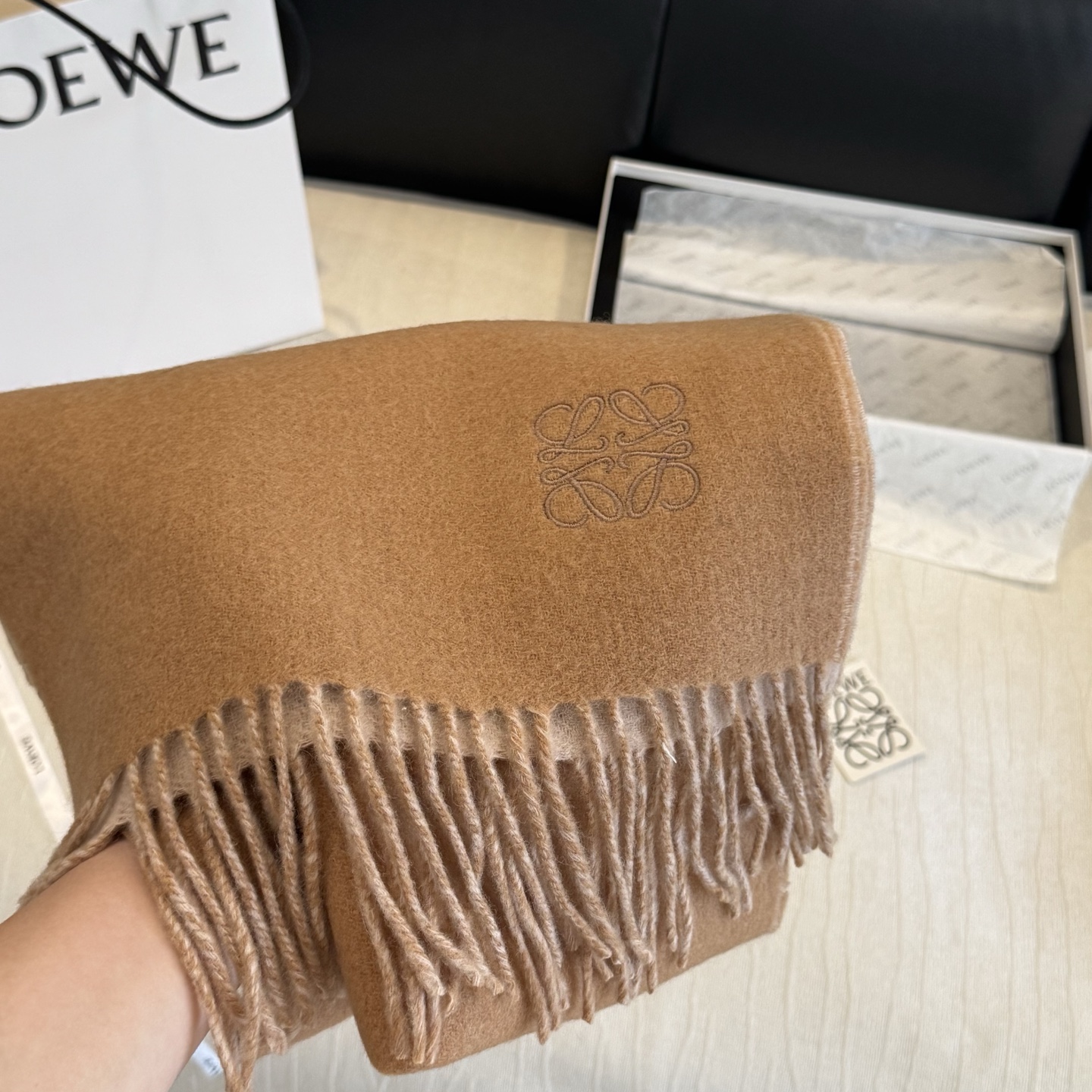 上新!Loewe · 罗意威️难得一见的温柔配色,低调又不失优雅❗️】重点推荐❗️双面配色,一条围巾两种风格搭配,高级舒 上新!Loewe · 罗意威️难得一见的温柔配色,低调又不失优雅❗️】重点推荐❗️双面配色,一条围巾两种风格搭配,高级舒