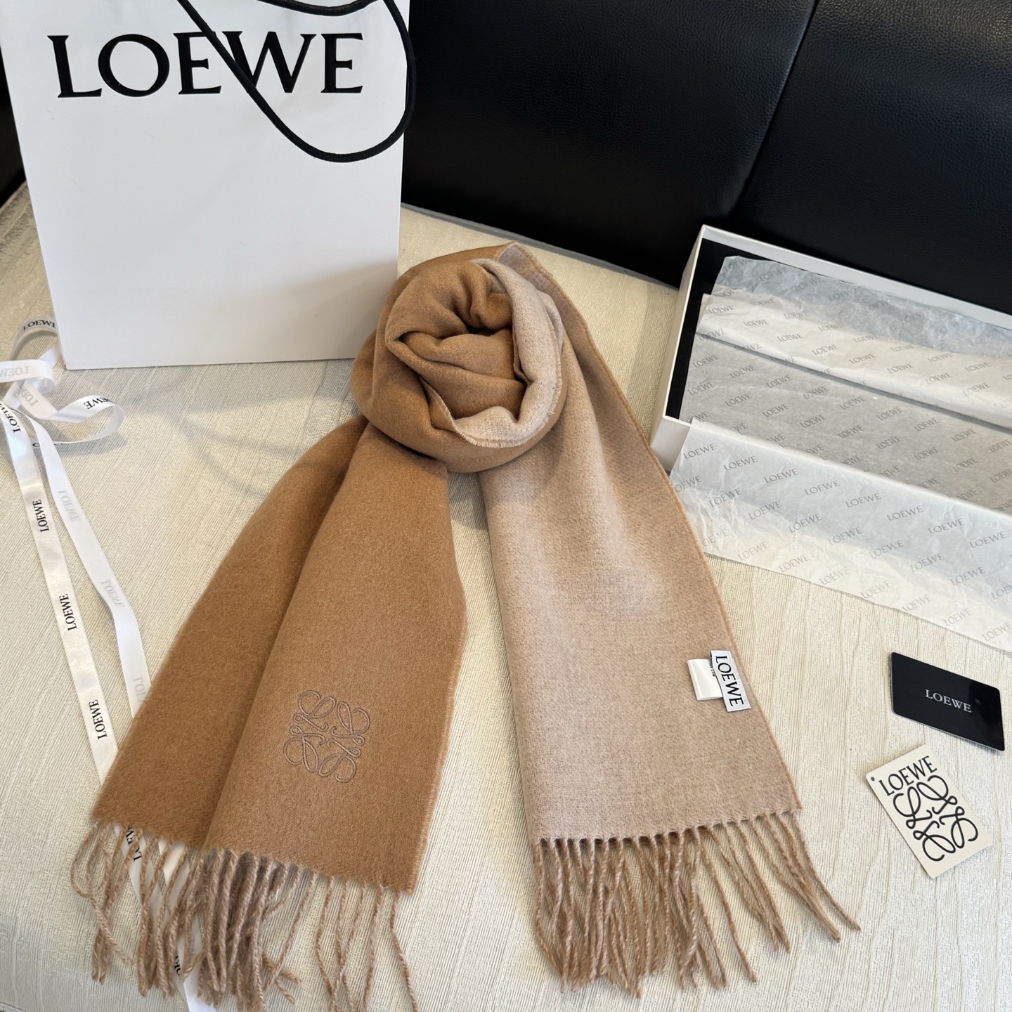 上新!Loewe · 罗意威️难得一见的温柔配色,低调又不失优雅❗️】重点推荐❗️双面配色,一条围巾两种风格搭配,高级舒 上新!Loewe · 罗意威️难得一见的温柔配色,低调又不失优雅❗️】重点推荐❗️双面配色,一条围巾两种风格搭配,高级舒