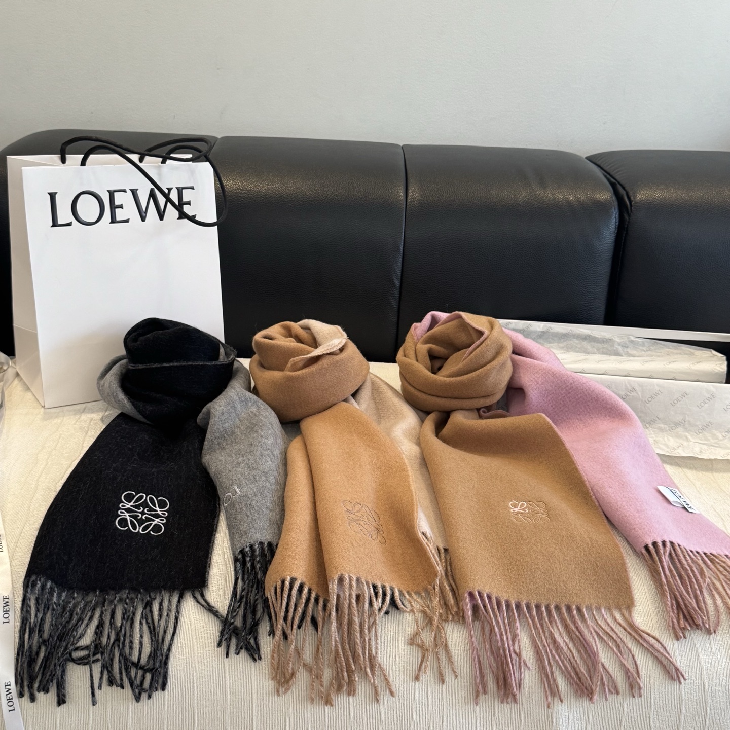上新!Loewe · 罗意威️难得一见的温柔配色,低调又不失优雅❗️】重点推荐❗️双面配色,一条围巾两种风格搭配,高级舒 上新!Loewe · 罗意威️难得一见的温柔配色,低调又不失优雅❗️】重点推荐❗️双面配色,一条围巾两种风格搭配,高级舒