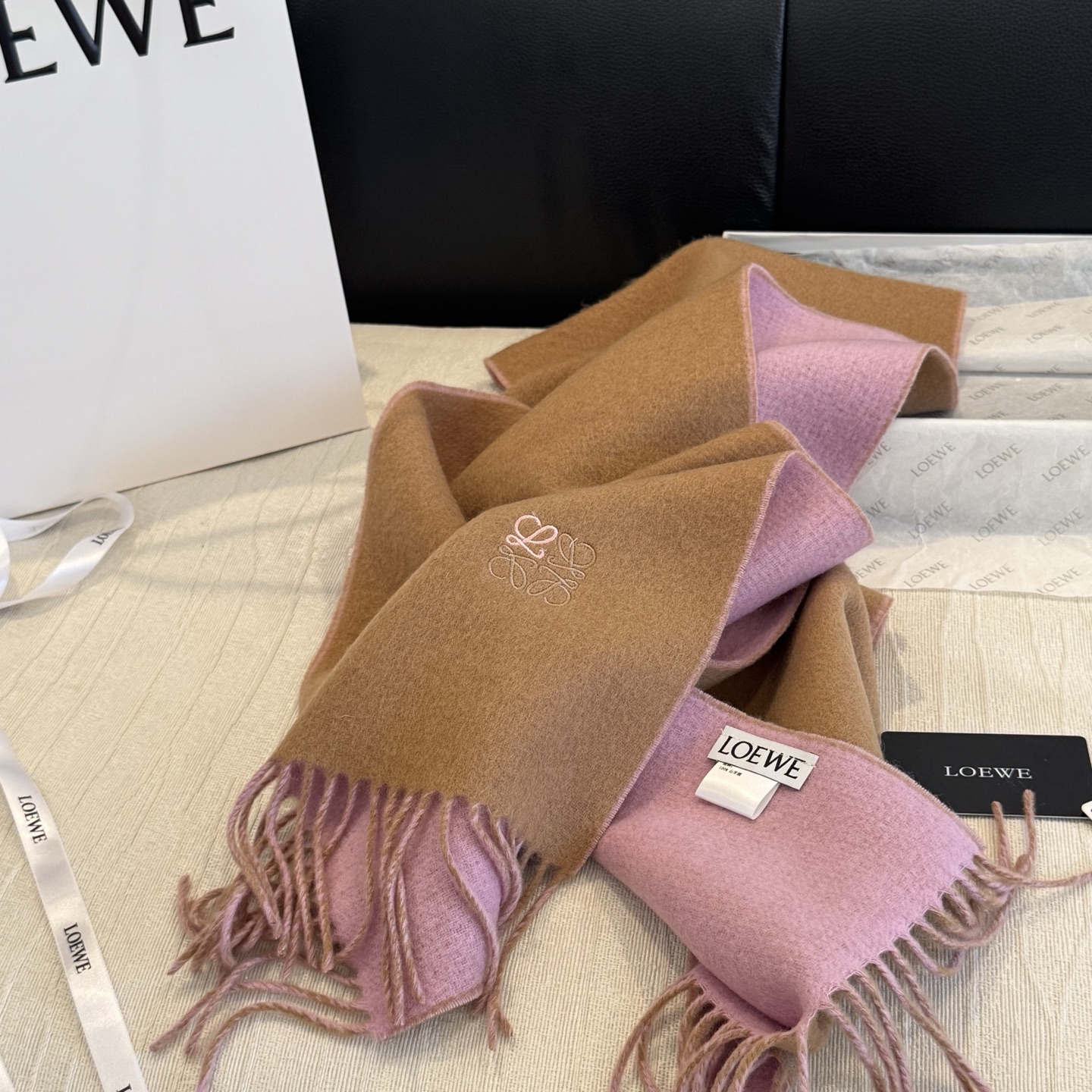 上新!Loewe · 罗意威️难得一见的温柔配色,低调又不失优雅❗️】重点推荐❗️双面配色,一条围巾两种风格搭配,高级舒 上新!Loewe · 罗意威️难得一见的温柔配色,低调又不失优雅❗️】重点推荐❗️双面配色,一条围巾两种风格搭配,高级舒