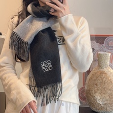 上新!Loewe · 罗意威️难得一见的温柔配色,低调又不失优雅❗️】重点推荐❗️双面配色,一条围巾两种风格搭配,高级舒 上新!Loewe · 罗意威️难得一见的温柔配色,低调又不失优雅❗️】重点推荐❗️双面配色,一条围巾两种风格搭配,高级舒