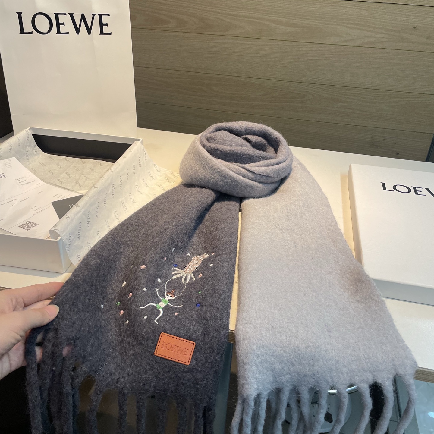 【▪❤️️Loewe超美新款马海毛围巾!超级推荐入手!】质感好货!罗意威主打的马海毛围巾~据说超难买哦!!打了好多次版! 【▪❤️️Loewe超美新款马海毛围巾!超级推荐入手!】质感好货!罗意威主打的马海毛围巾~据说超难买哦!!打了好多次版!