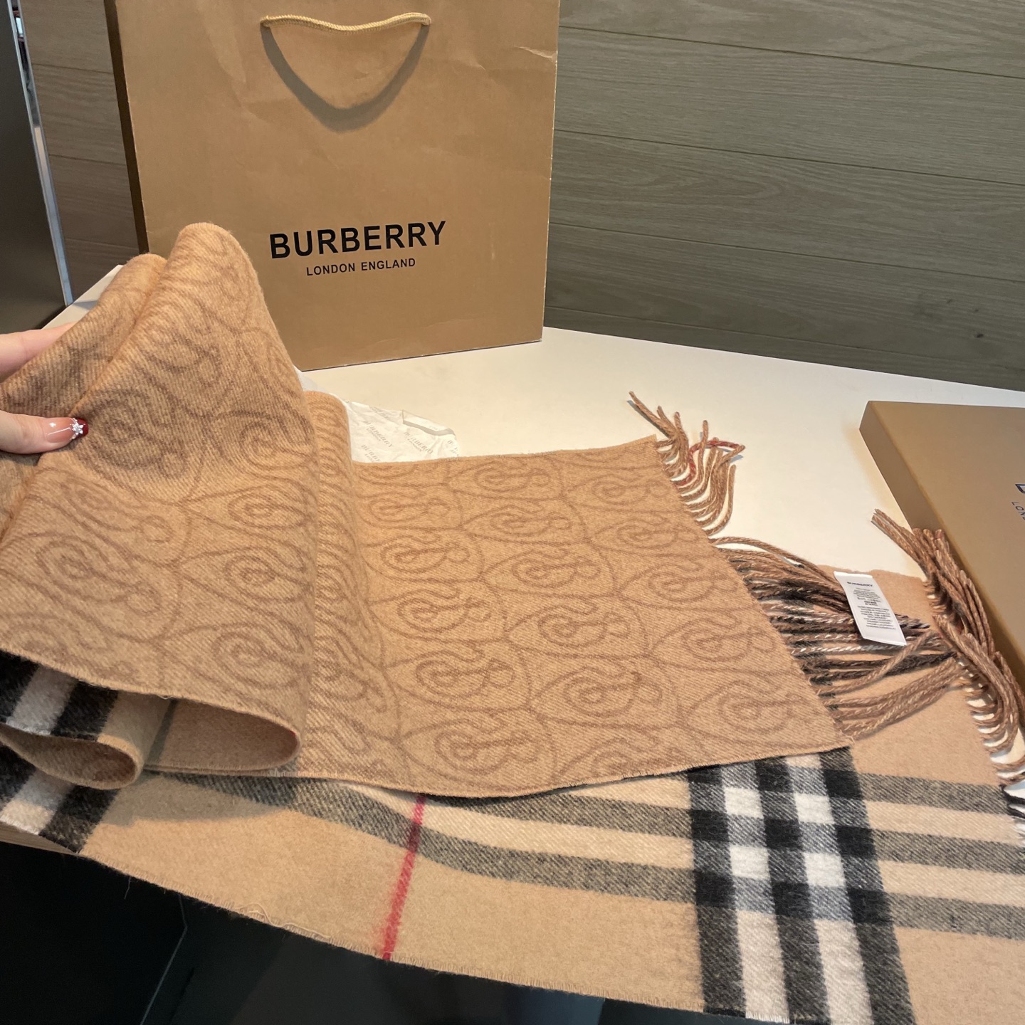 ✨✨B字形盾牌 Burberry · 巴宝莉双面围巾❗好看的要疯掉了，太有型太有魅力了❗❗非常斯文时尚的秋冬单品！真的很