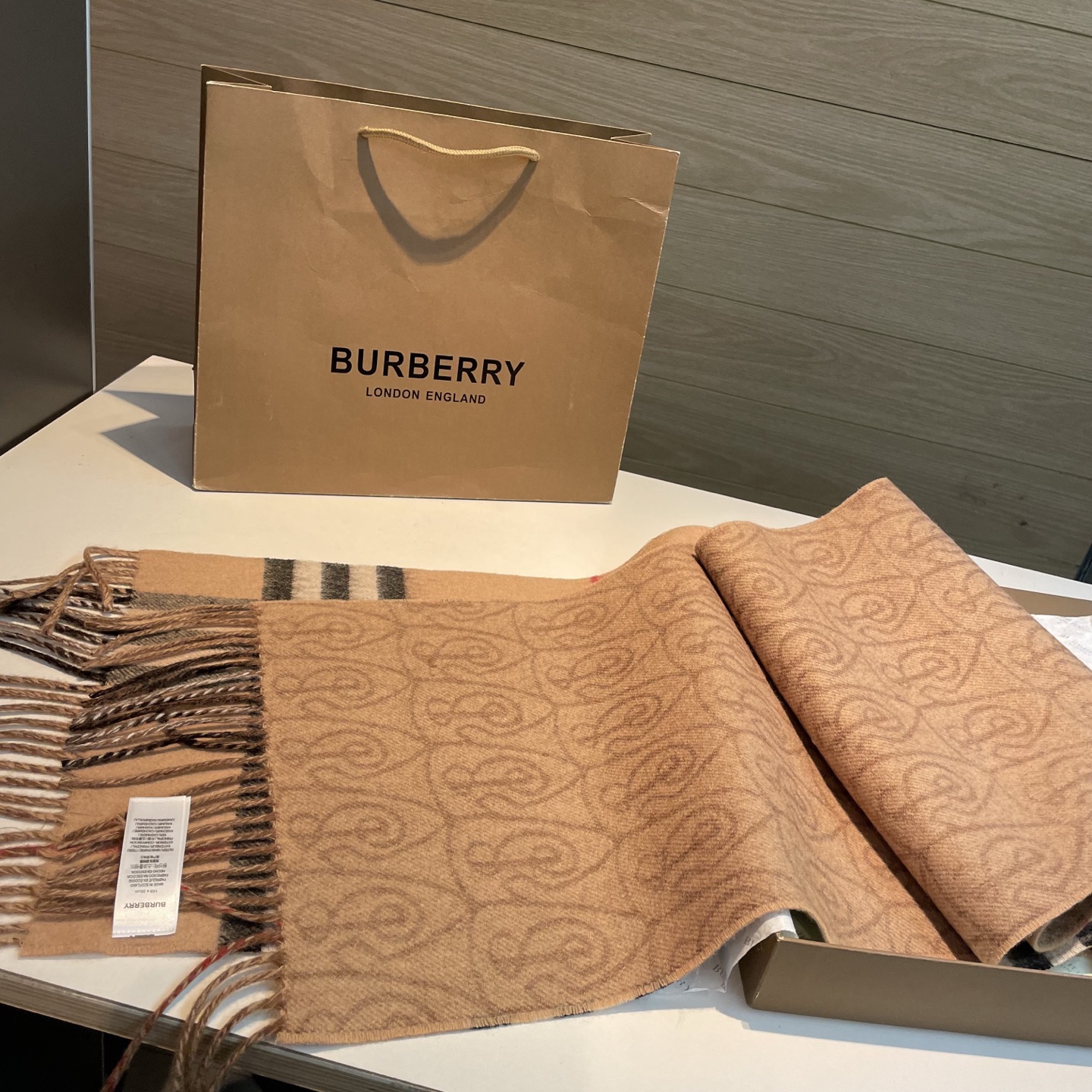 ✨✨B字形盾牌 Burberry · 巴宝莉双面围巾❗好看的要疯掉了，太有型太有魅力了❗❗非常斯文时尚的秋冬单品！真的很