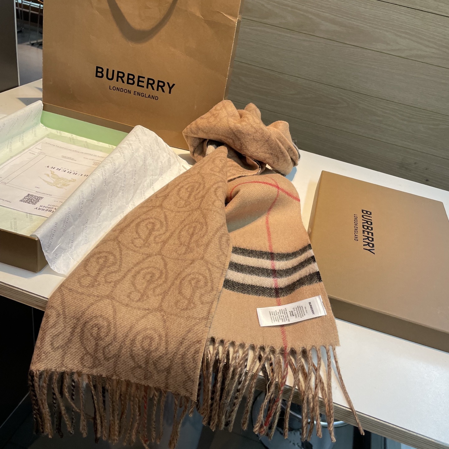 ✨✨B字形盾牌 Burberry · 巴宝莉双面围巾❗好看的要疯掉了，太有型太有魅力了❗❗非常斯文时尚的秋冬单品！真的很
