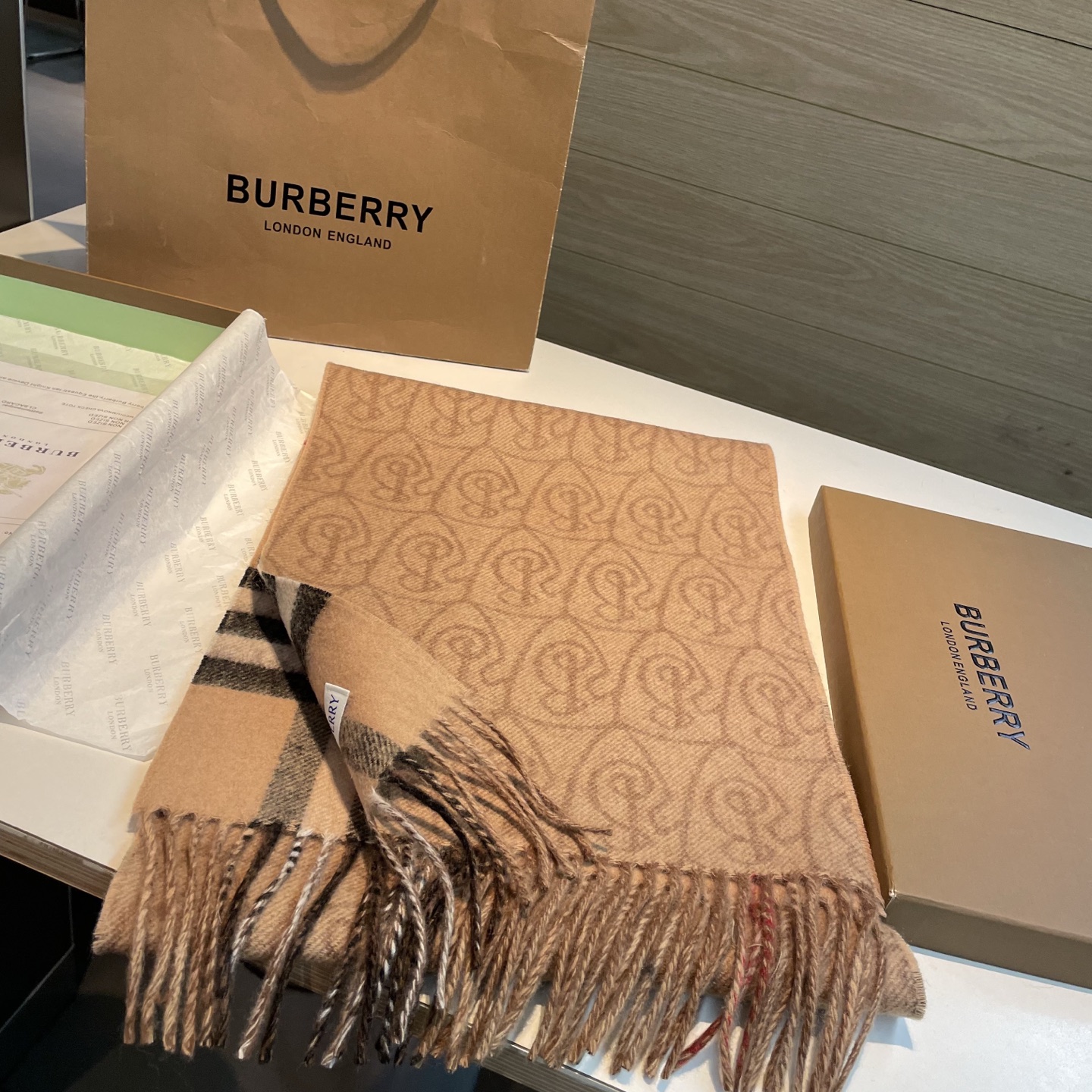 ✨✨B字形盾牌 Burberry · 巴宝莉双面围巾❗好看的要疯掉了，太有型太有魅力了❗❗非常斯文时尚的秋冬单品！真的很