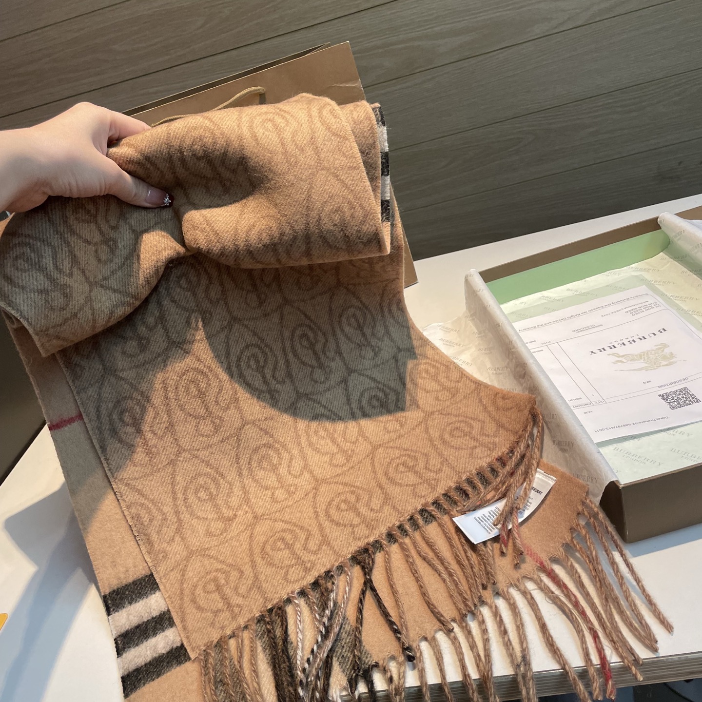 ✨✨B字形盾牌 Burberry · 巴宝莉双面围巾❗好看的要疯掉了，太有型太有魅力了❗❗非常斯文时尚的秋冬单品！真的很