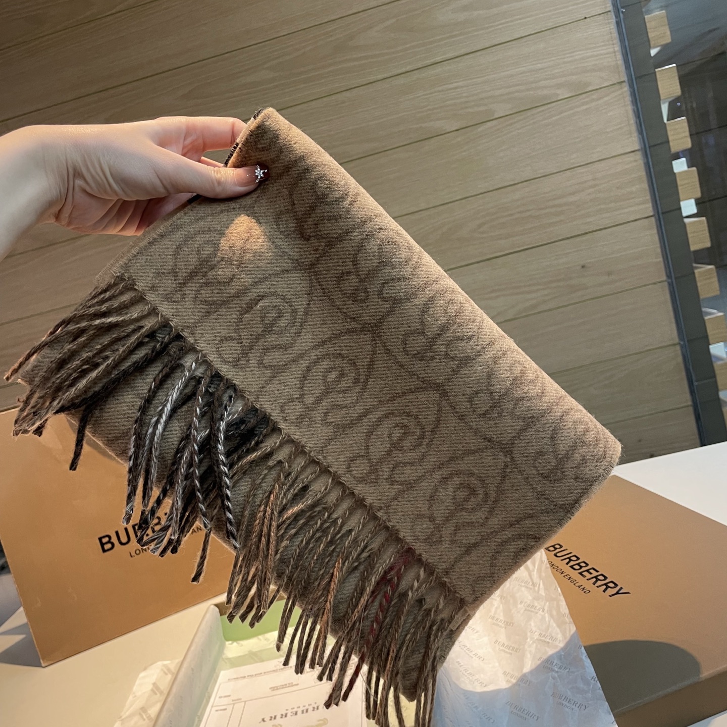 ✨✨B字形盾牌 Burberry · 巴宝莉双面围巾❗好看的要疯掉了，太有型太有魅力了❗❗非常斯文时尚的秋冬单品！真的很
