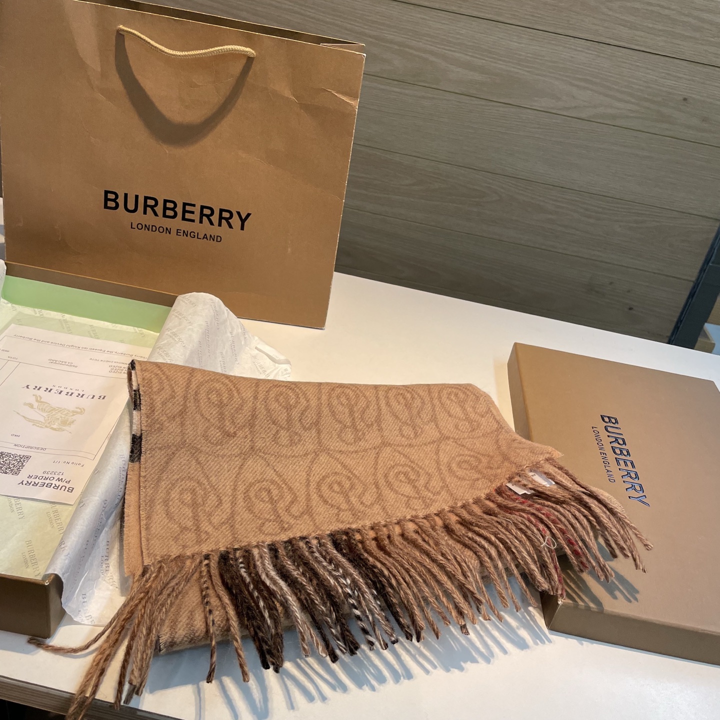 ✨✨B字形盾牌 Burberry · 巴宝莉双面围巾❗好看的要疯掉了，太有型太有魅力了❗❗非常斯文时尚的秋冬单品！真的很