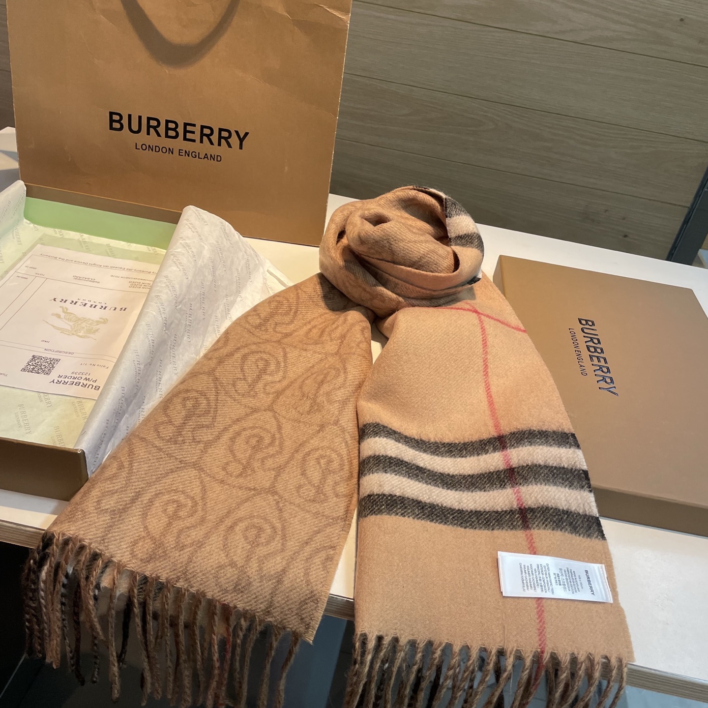 ✨✨B字形盾牌 Burberry · 巴宝莉双面围巾❗好看的要疯掉了，太有型太有魅力了❗❗非常斯文时尚的秋冬单品！真的很