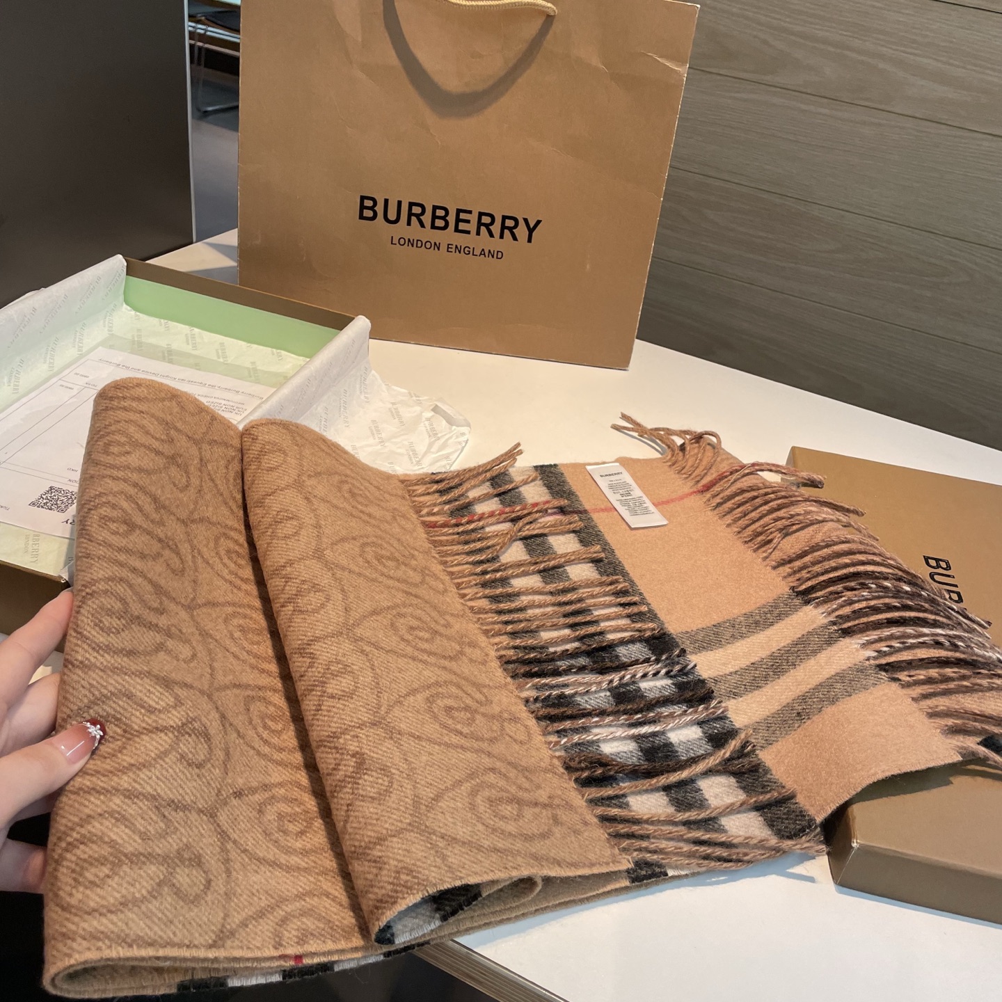 ✨✨B字形盾牌 Burberry · 巴宝莉双面围巾❗好看的要疯掉了，太有型太有魅力了❗❗非常斯文时尚的秋冬单品！真的很