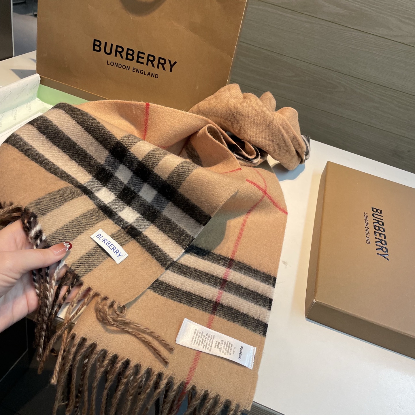 ✨✨B字形盾牌 Burberry · 巴宝莉双面围巾❗好看的要疯掉了，太有型太有魅力了❗❗非常斯文时尚的秋冬单品！真的很