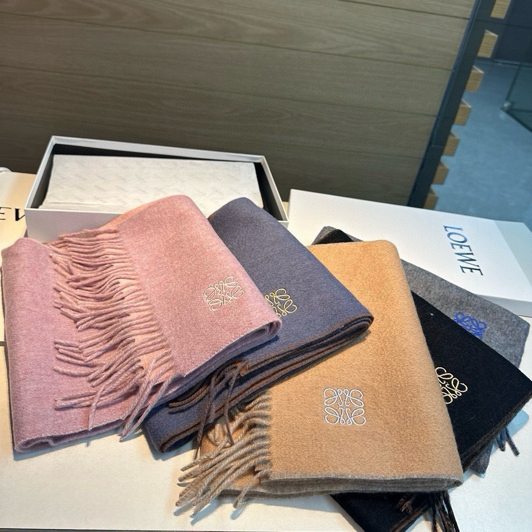 上新!Loewe · 罗意威️难得一见的温柔配色,低调又不失优雅❗️】重点推荐❗️双面配色,一条围巾两种风格搭配,高级舒 上新!Loewe · 罗意威️难得一见的温柔配色,低调又不失优雅❗️】重点推荐❗️双面配色,一条围巾两种风格搭配,高级舒