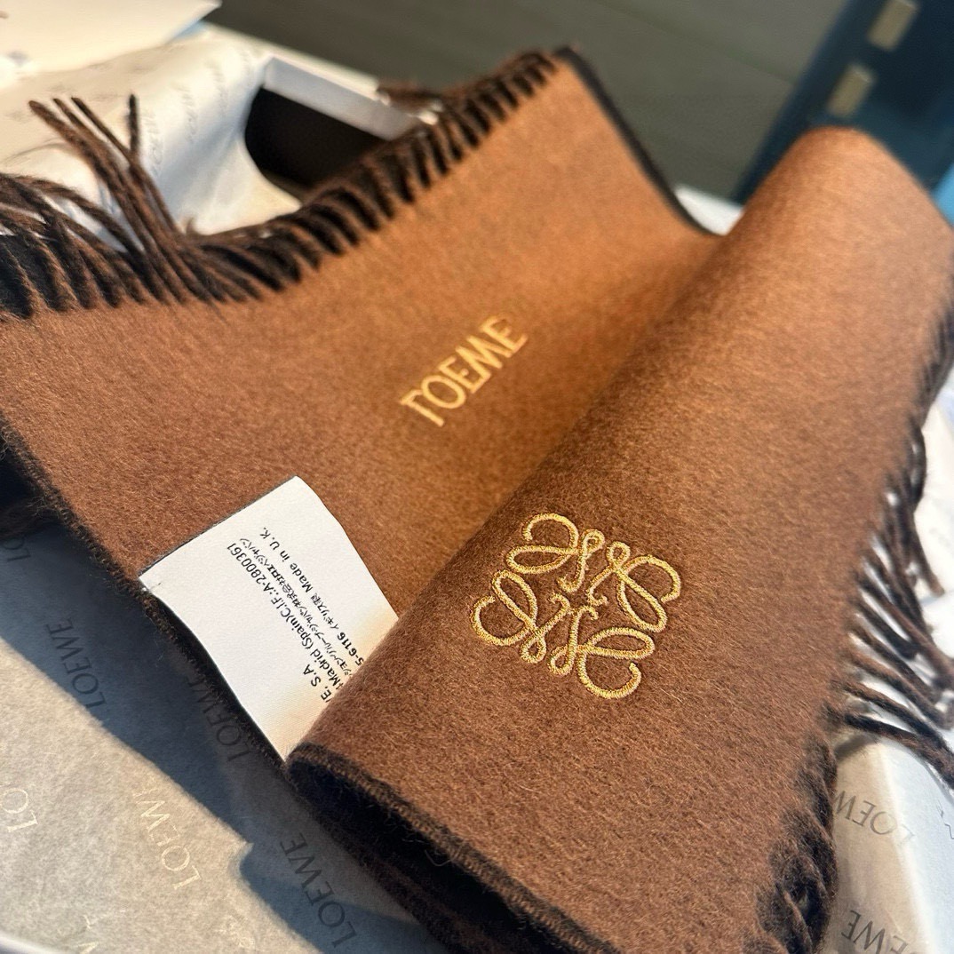 上新!Loewe · 罗意威️难得一见的温柔配色,低调又不失优雅❗️】重点推荐❗️双面配色,一条围巾两种风格搭配,高级舒 上新!Loewe · 罗意威️难得一见的温柔配色,低调又不失优雅❗️】重点推荐❗️双面配色,一条围巾两种风格搭配,高级舒
