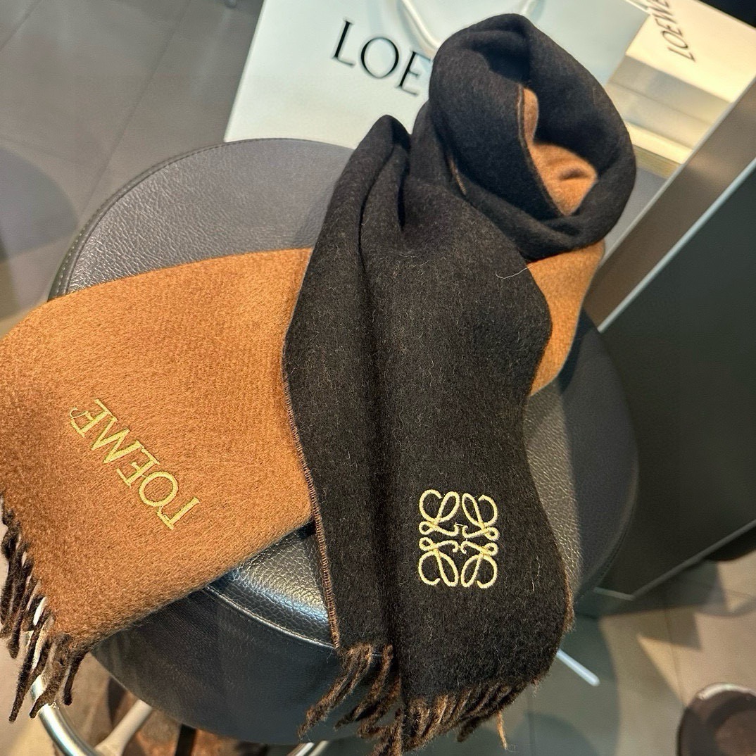 上新!Loewe · 罗意威️难得一见的温柔配色,低调又不失优雅❗️】重点推荐❗️双面配色,一条围巾两种风格搭配,高级舒 上新!Loewe · 罗意威️难得一见的温柔配色,低调又不失优雅❗️】重点推荐❗️双面配色,一条围巾两种风格搭配,高级舒