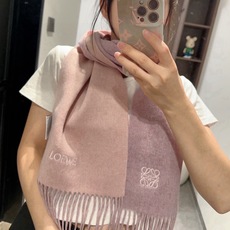 上新!Loewe · 罗意威️难得一见的温柔配色,低调又不失优雅❗️】重点推荐❗️双面配色,一条围巾两种风格搭配,高级舒 上新!Loewe · 罗意威️难得一见的温柔配色,低调又不失优雅❗️】重点推荐❗️双面配色,一条围巾两种风格搭配,高级舒