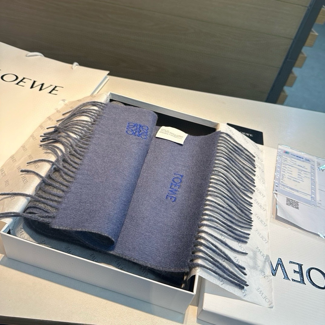 上新!Loewe · 罗意威️难得一见的温柔配色,低调又不失优雅❗️】重点推荐❗️双面配色,一条围巾两种风格搭配,高级舒 上新!Loewe · 罗意威️难得一见的温柔配色,低调又不失优雅❗️】重点推荐❗️双面配色,一条围巾两种风格搭配,高级舒