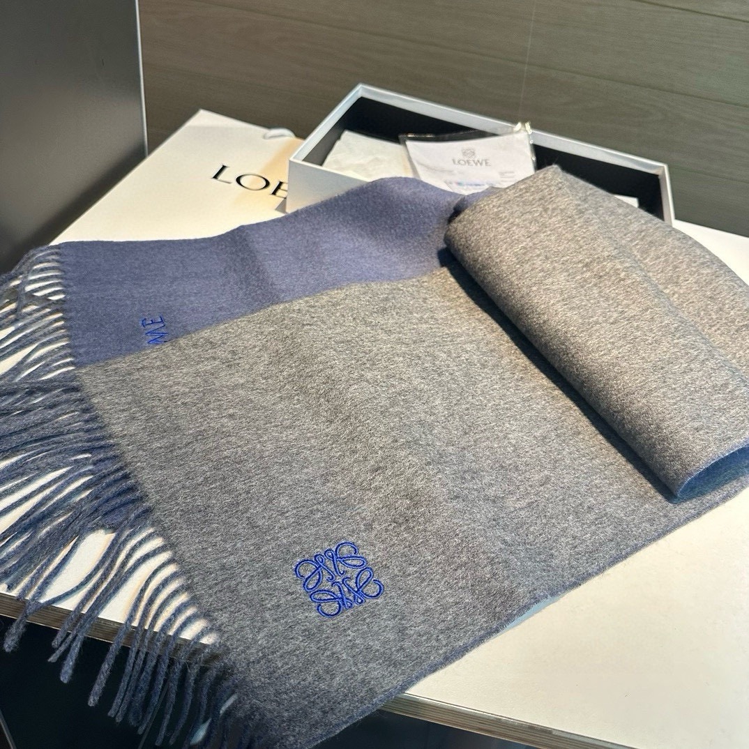 上新!Loewe · 罗意威️难得一见的温柔配色,低调又不失优雅❗️】重点推荐❗️双面配色,一条围巾两种风格搭配,高级舒 上新!Loewe · 罗意威️难得一见的温柔配色,低调又不失优雅❗️】重点推荐❗️双面配色,一条围巾两种风格搭配,高级舒
