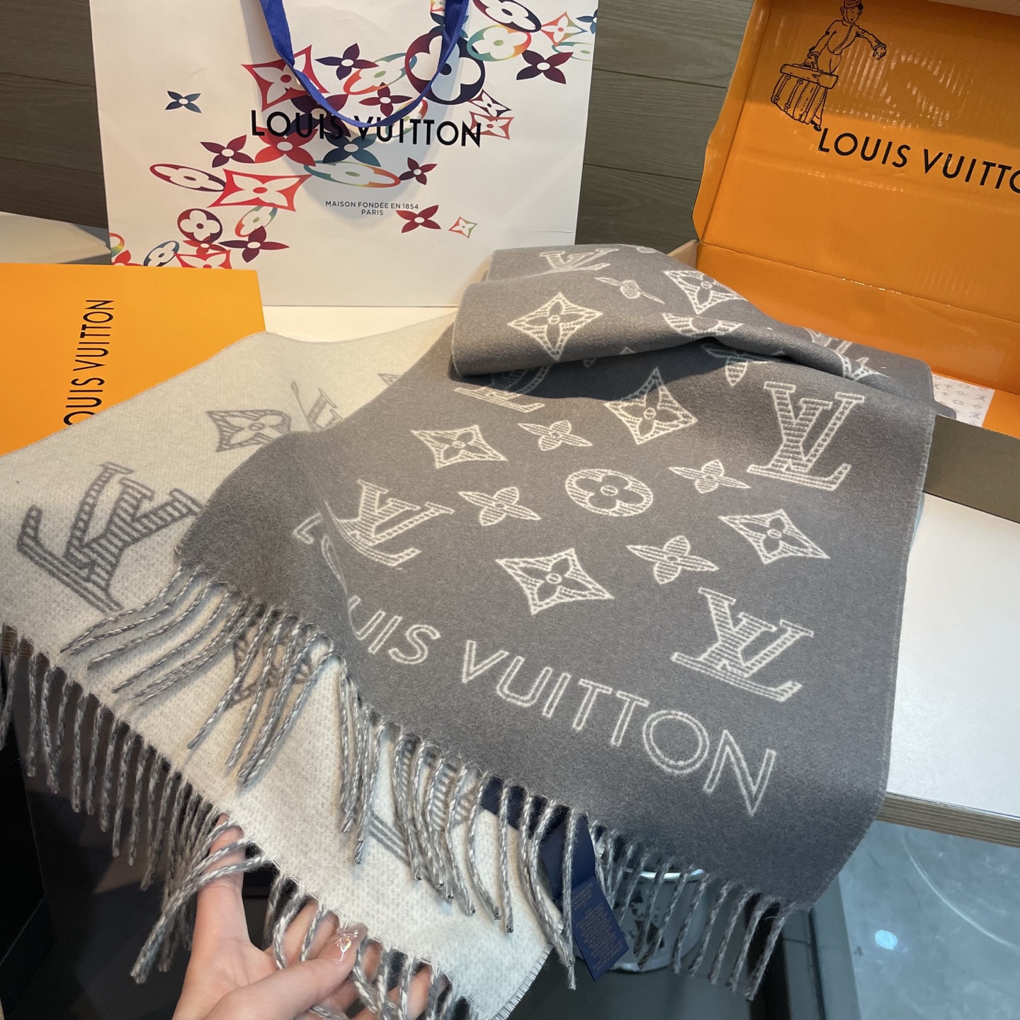 💕上新🆕 新款出货‼️同步品质 驴家双面立体提花镂空围巾披肩 尺寸，40×180 材质：90%羊绒，10%羊绒
