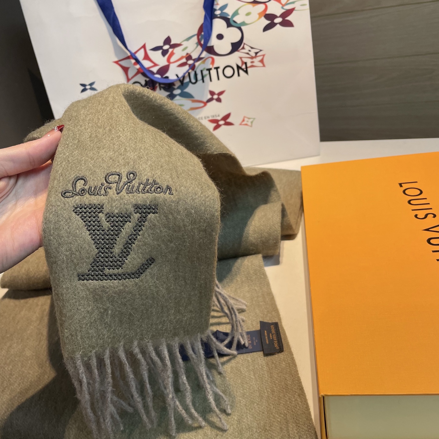 【▪️家属福利来了!!Lv 高端重磅男士围巾!】怒赞推荐,激动~!!下手绝对要快,同步专柜,最高端的男士款~工艺难度大, 【▪️家属福利来了!!Lv 高端重磅男士围巾!】怒赞推荐,激动~!!下手绝对要快,同步专柜,最高端的男士款~工艺难度大,