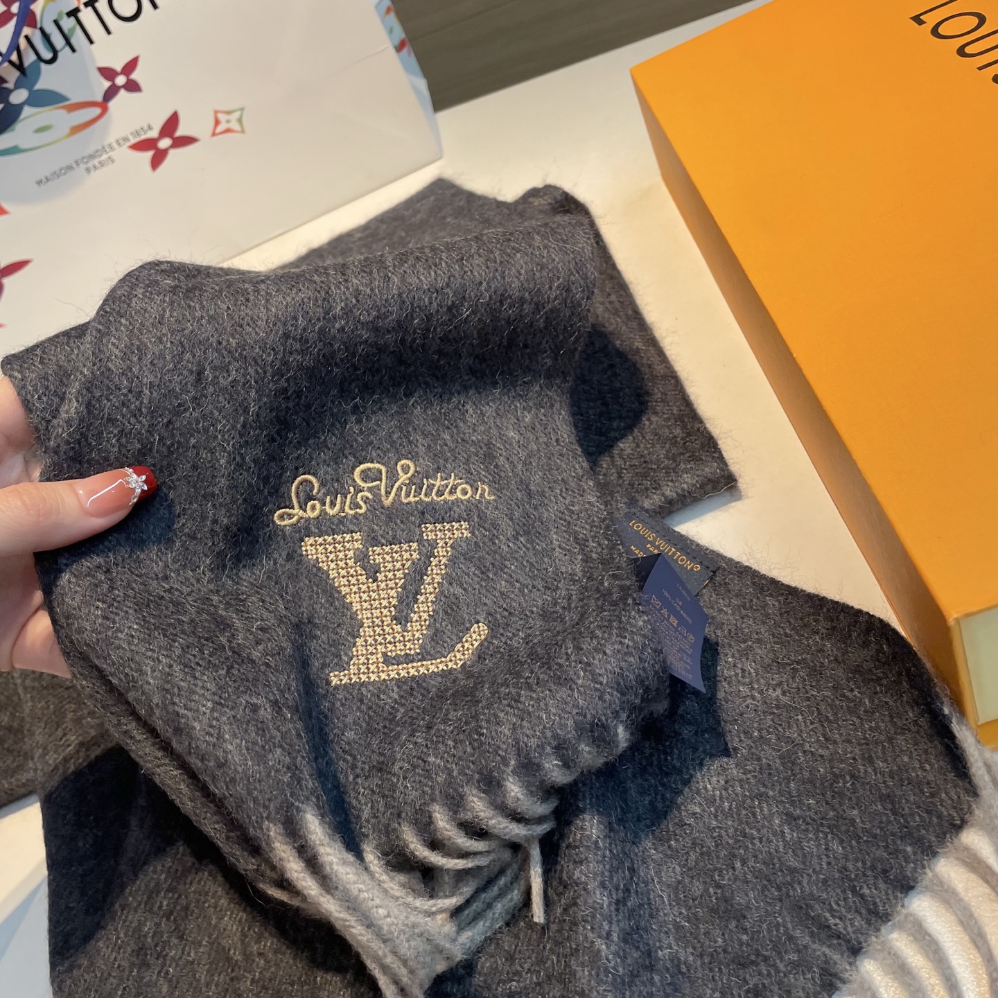 【▪️家属福利来了!!Lv 高端重磅男士围巾!】怒赞推荐,激动~!!下手绝对要快,同步专柜,最高端的男士款~工艺难度大, 【▪️家属福利来了!!Lv 高端重磅男士围巾!】怒赞推荐,激动~!!下手绝对要快,同步专柜,最高端的男士款~工艺难度大,
