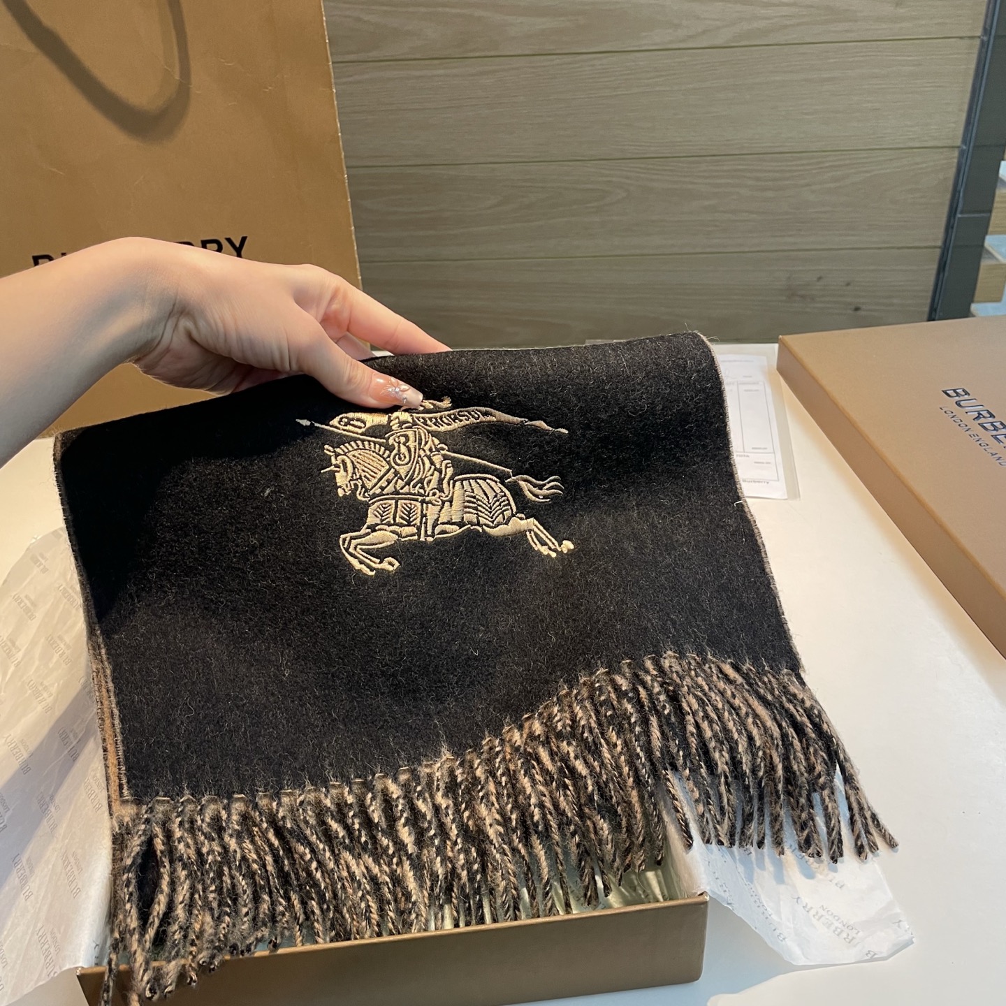 ✨✨Burberry · 巴宝莉双面围巾❗好看的要疯掉了,太有型太有魅力了❗❗非常斯文时尚的秋冬单品!真的很喜欢,非常C ✨✨Burberry · 巴宝莉双面围巾❗好看的要疯掉了,太有型太有魅力了❗❗非常斯文时尚的秋冬单品!真的很喜欢,非常C