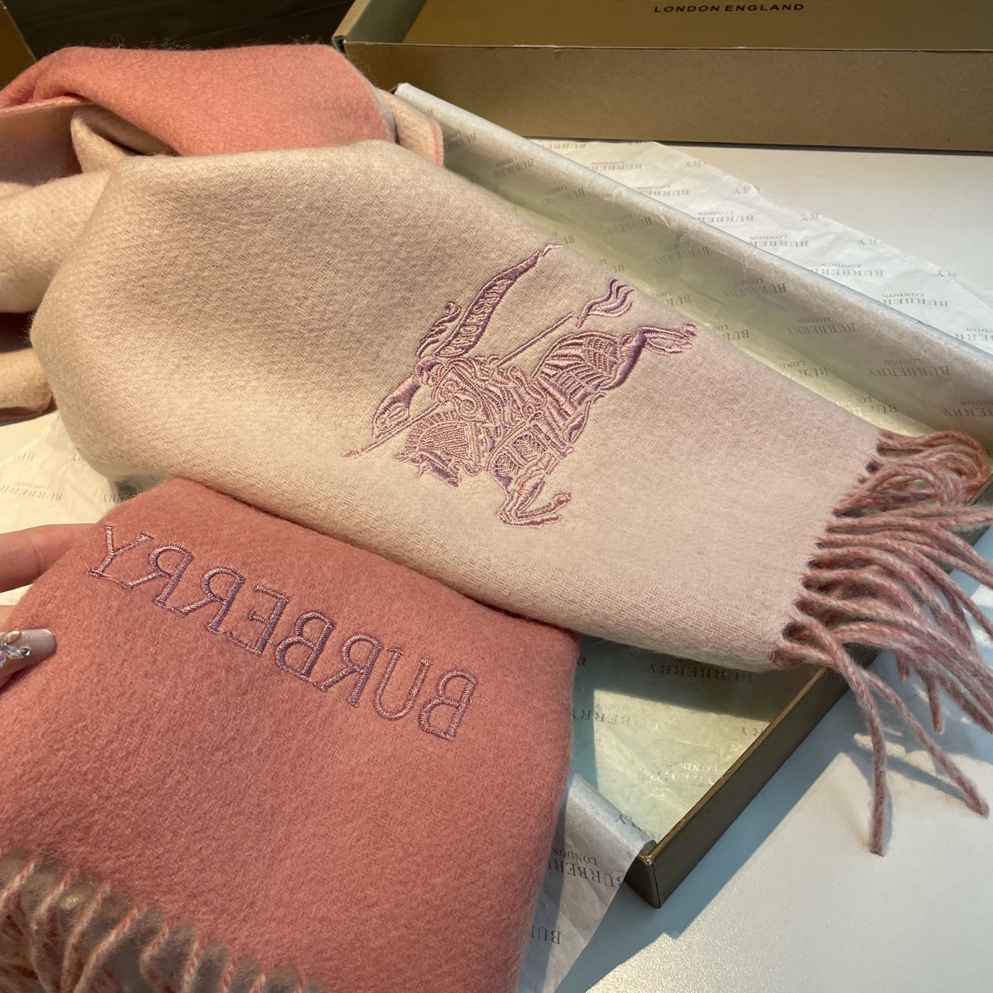 ✨✨Burberry · 巴宝莉双面围巾❗好看的要疯掉了,太有型太有魅力了❗❗非常斯文时尚的秋冬单品!真的很喜欢,非常C ✨✨Burberry · 巴宝莉双面围巾❗好看的要疯掉了,太有型太有魅力了❗❗非常斯文时尚的秋冬单品!真的很喜欢,非常C