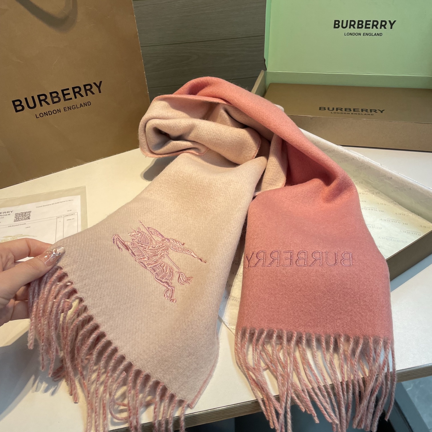 ✨✨Burberry · 巴宝莉双面围巾❗好看的要疯掉了,太有型太有魅力了❗❗非常斯文时尚的秋冬单品!真的很喜欢,非常C ✨✨Burberry · 巴宝莉双面围巾❗好看的要疯掉了,太有型太有魅力了❗❗非常斯文时尚的秋冬单品!真的很喜欢,非常C