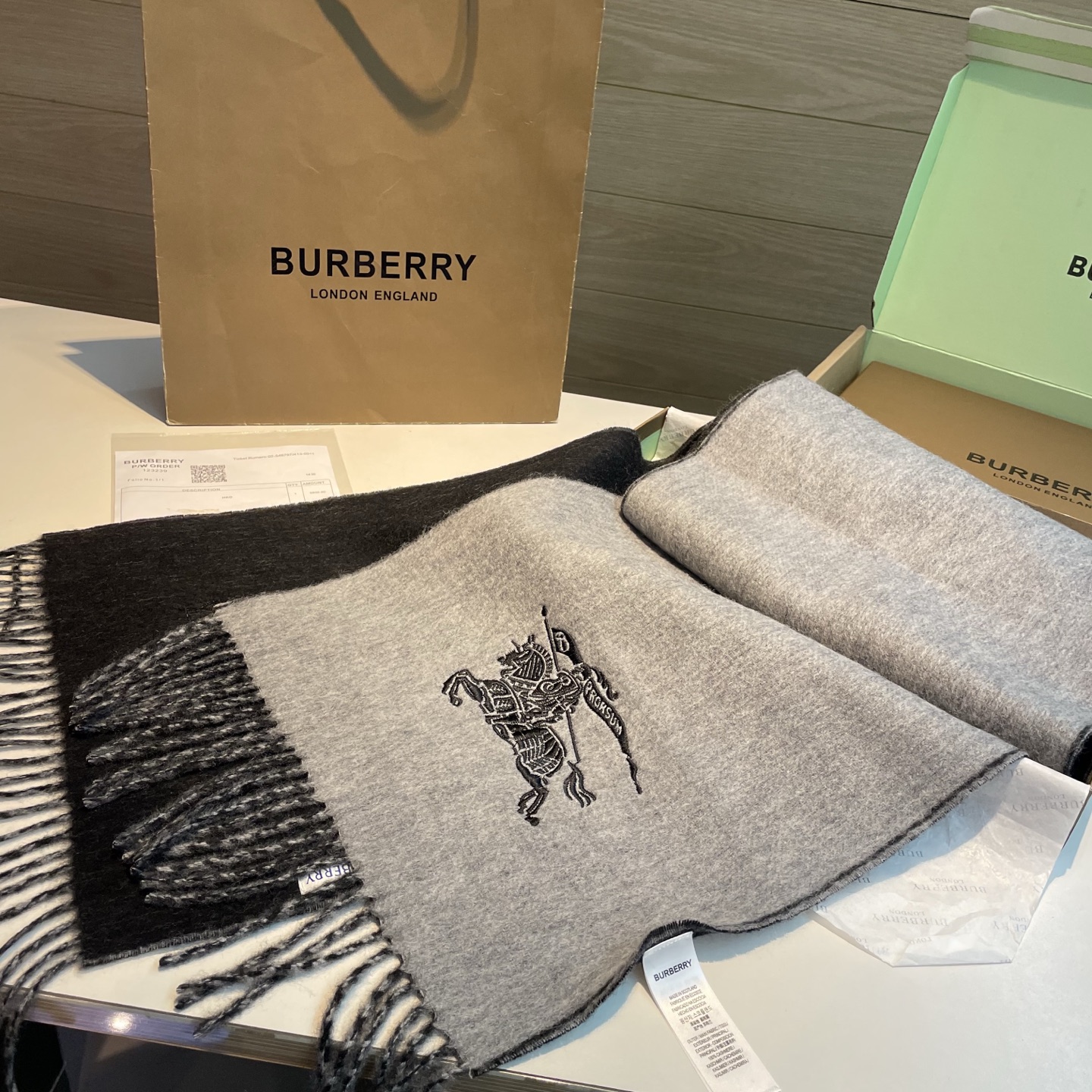 ✨✨Burberry · 巴宝莉双面围巾❗好看的要疯掉了,太有型太有魅力了❗❗非常斯文时尚的秋冬单品!真的很喜欢,非常C ✨✨Burberry · 巴宝莉双面围巾❗好看的要疯掉了,太有型太有魅力了❗❗非常斯文时尚的秋冬单品!真的很喜欢,非常C