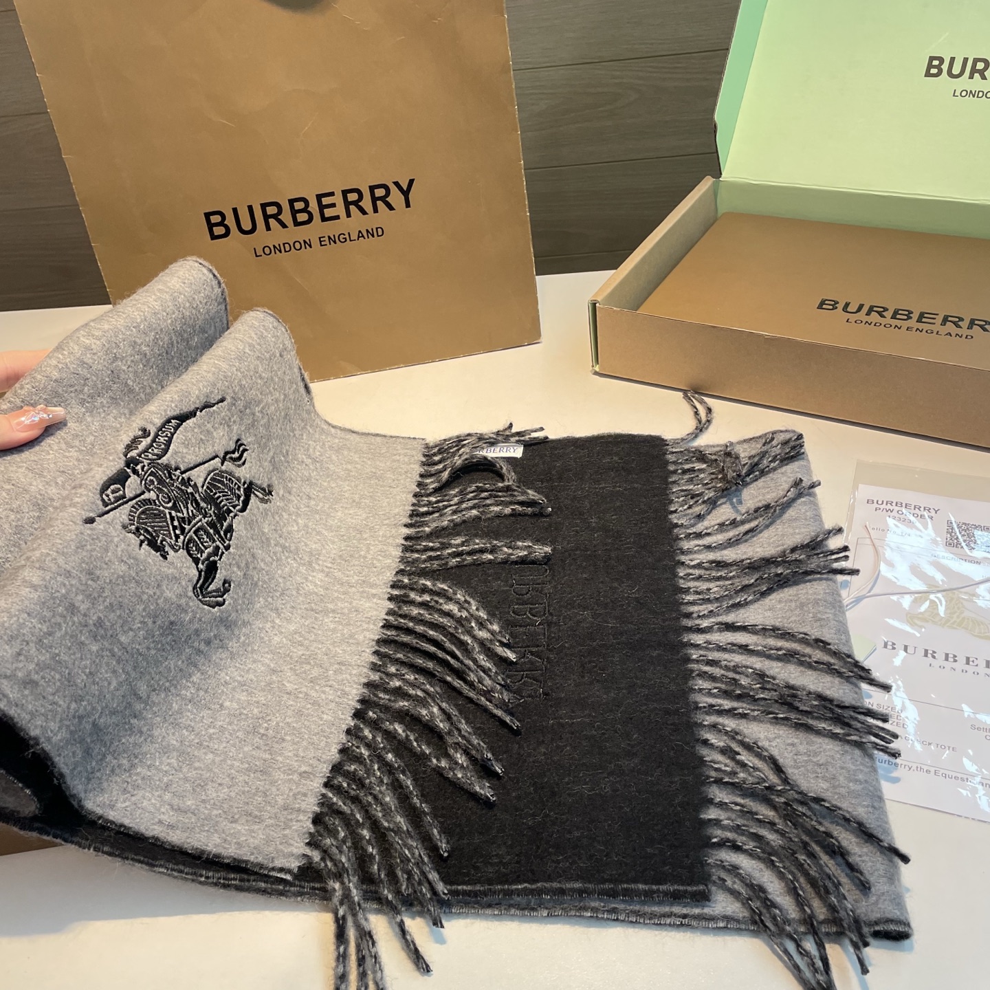 ✨✨Burberry · 巴宝莉双面围巾❗好看的要疯掉了,太有型太有魅力了❗❗非常斯文时尚的秋冬单品!真的很喜欢,非常C ✨✨Burberry · 巴宝莉双面围巾❗好看的要疯掉了,太有型太有魅力了❗❗非常斯文时尚的秋冬单品!真的很喜欢,非常C