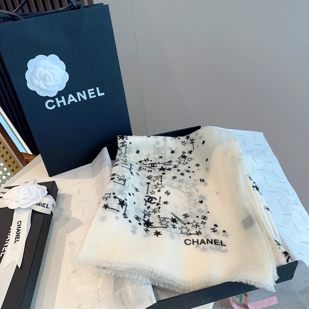 上新❤️ 超级有腔调!!!巨巨巨巨美的闪光女神】谁懂这种秋冬调性的美啊?!!!这款小香披肩也是我疯狂喜欢的一款,一试完就 上新❤️ 超级有腔调!!!巨巨巨巨美的闪光女神】谁懂这种秋冬调性的美啊?!!!这款小香披肩也是我疯狂喜欢的一款,一试完就