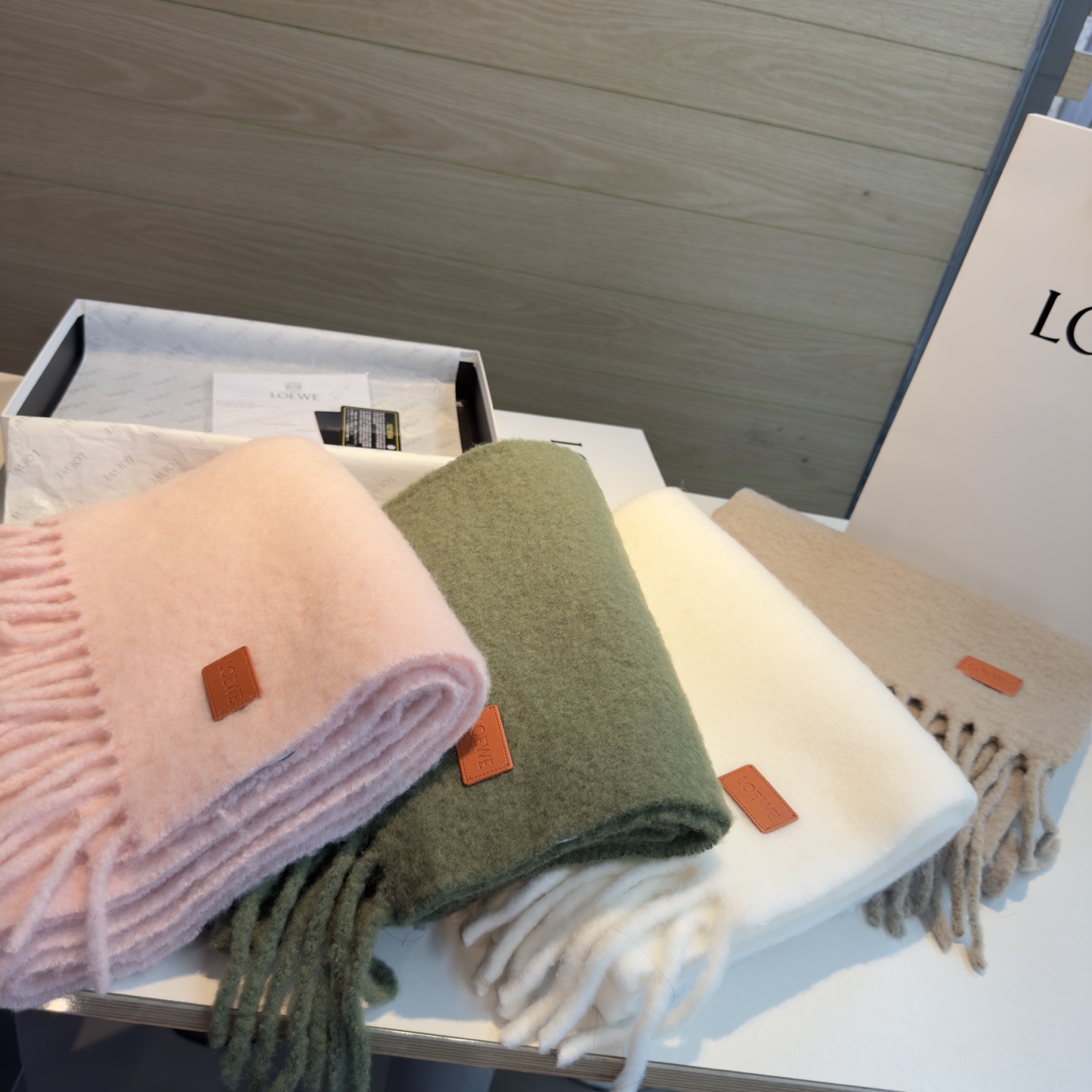 【▪❤️️Loewe超美新款马海毛围巾!超级推荐入手!】质感好货!罗意威主打的马海毛围巾~据说超难买哦!!打了好多次版! 【▪❤️️Loewe超美新款马海毛围巾!超级推荐入手!】质感好货!罗意威主打的马海毛围巾~据说超难买哦!!打了好多次版!