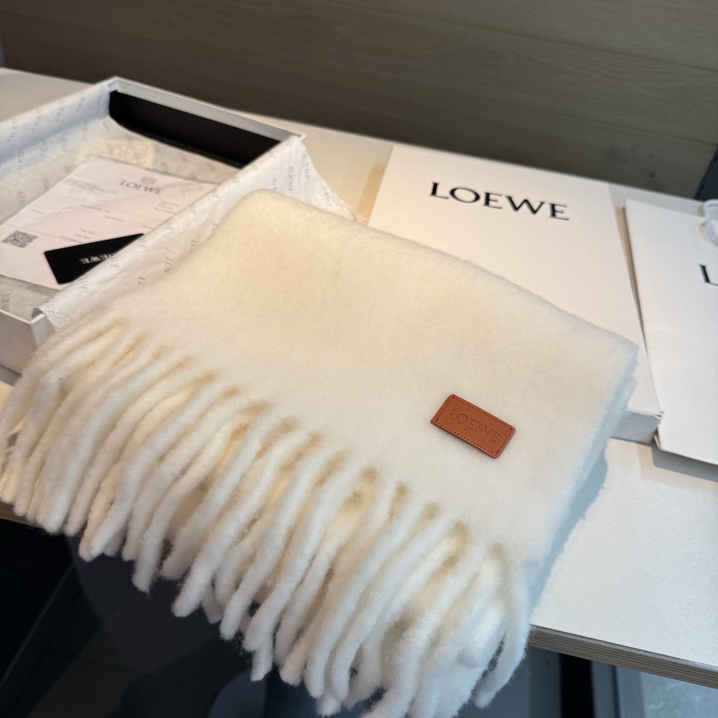 【▪❤️️Loewe超美新款马海毛围巾!超级推荐入手!】质感好货!罗意威主打的马海毛围巾~据说超难买哦!!打了好多次版! 【▪❤️️Loewe超美新款马海毛围巾!超级推荐入手!】质感好货!罗意威主打的马海毛围巾~据说超难买哦!!打了好多次版!