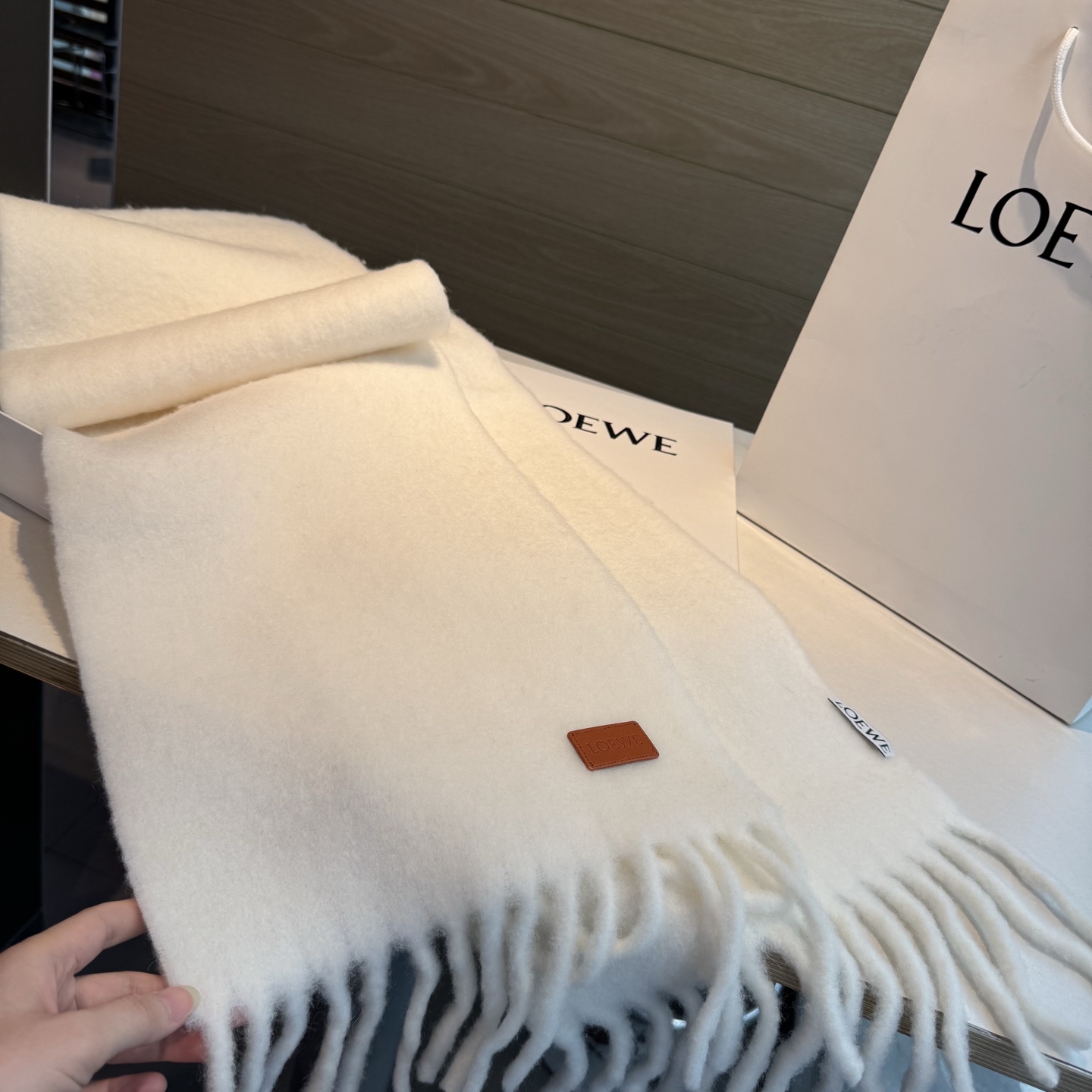 【▪❤️️Loewe超美新款马海毛围巾!超级推荐入手!】质感好货!罗意威主打的马海毛围巾~据说超难买哦!!打了好多次版! 【▪❤️️Loewe超美新款马海毛围巾!超级推荐入手!】质感好货!罗意威主打的马海毛围巾~据说超难买哦!!打了好多次版!