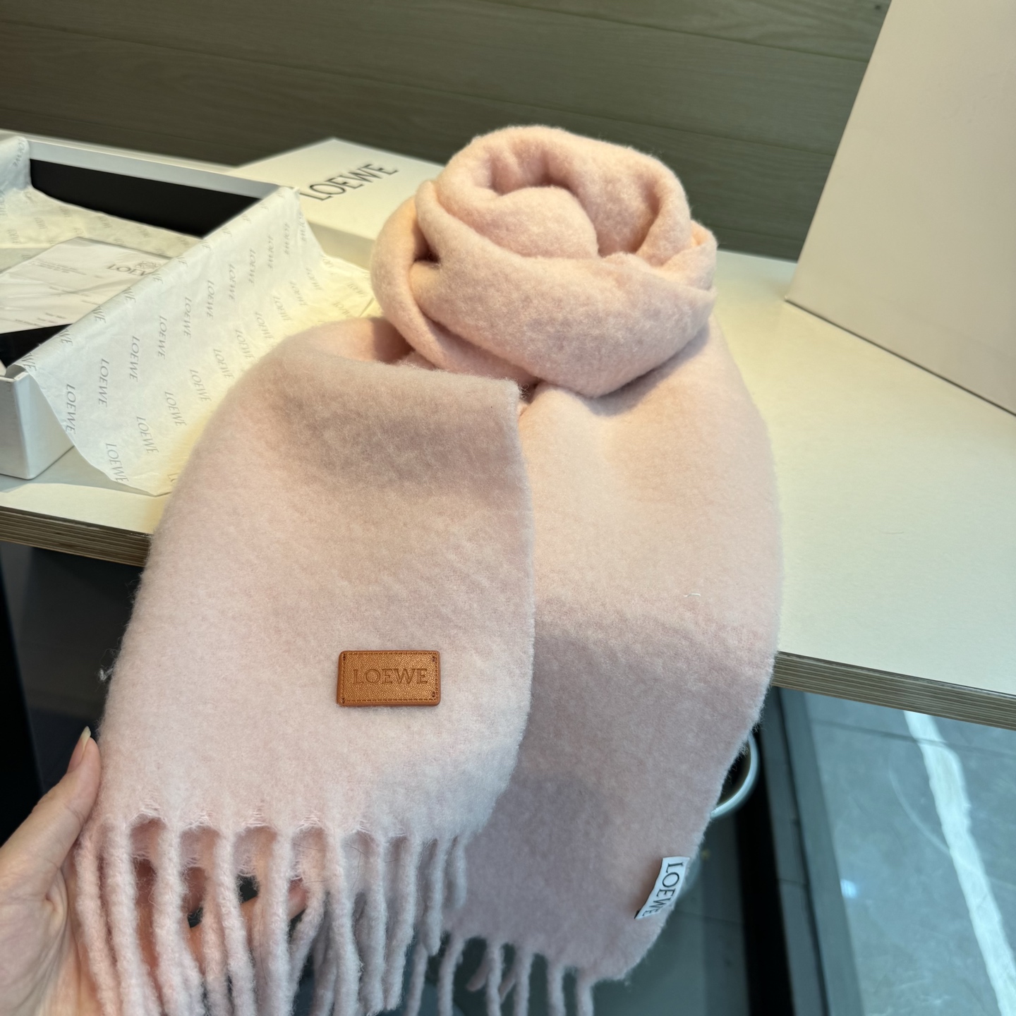 【▪❤️️Loewe超美新款马海毛围巾!超级推荐入手!】质感好货!罗意威主打的马海毛围巾~据说超难买哦!!打了好多次版! 【▪❤️️Loewe超美新款马海毛围巾!超级推荐入手!】质感好货!罗意威主打的马海毛围巾~据说超难买哦!!打了好多次版!