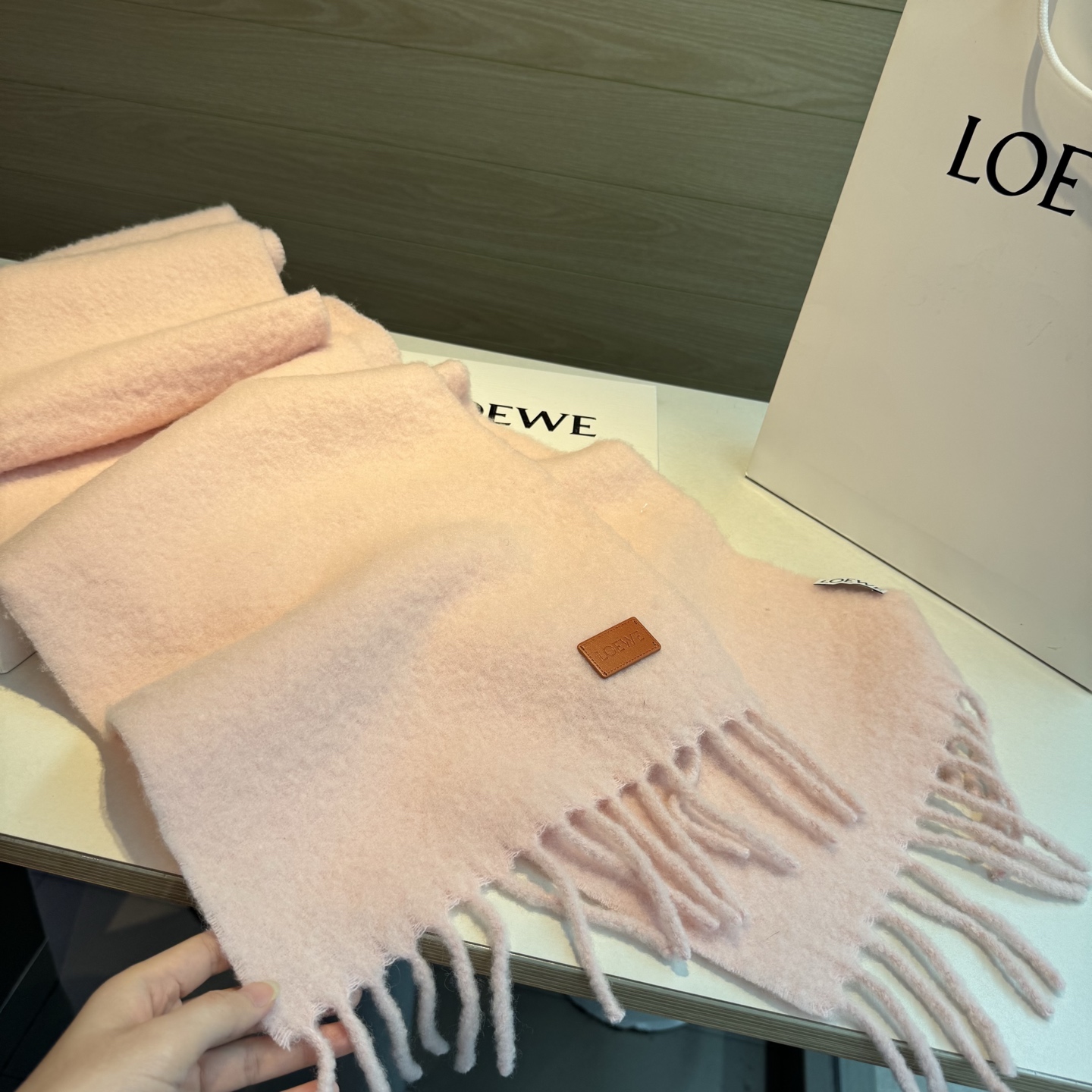 【▪❤️️Loewe超美新款马海毛围巾!超级推荐入手!】质感好货!罗意威主打的马海毛围巾~据说超难买哦!!打了好多次版! 【▪❤️️Loewe超美新款马海毛围巾!超级推荐入手!】质感好货!罗意威主打的马海毛围巾~据说超难买哦!!打了好多次版!