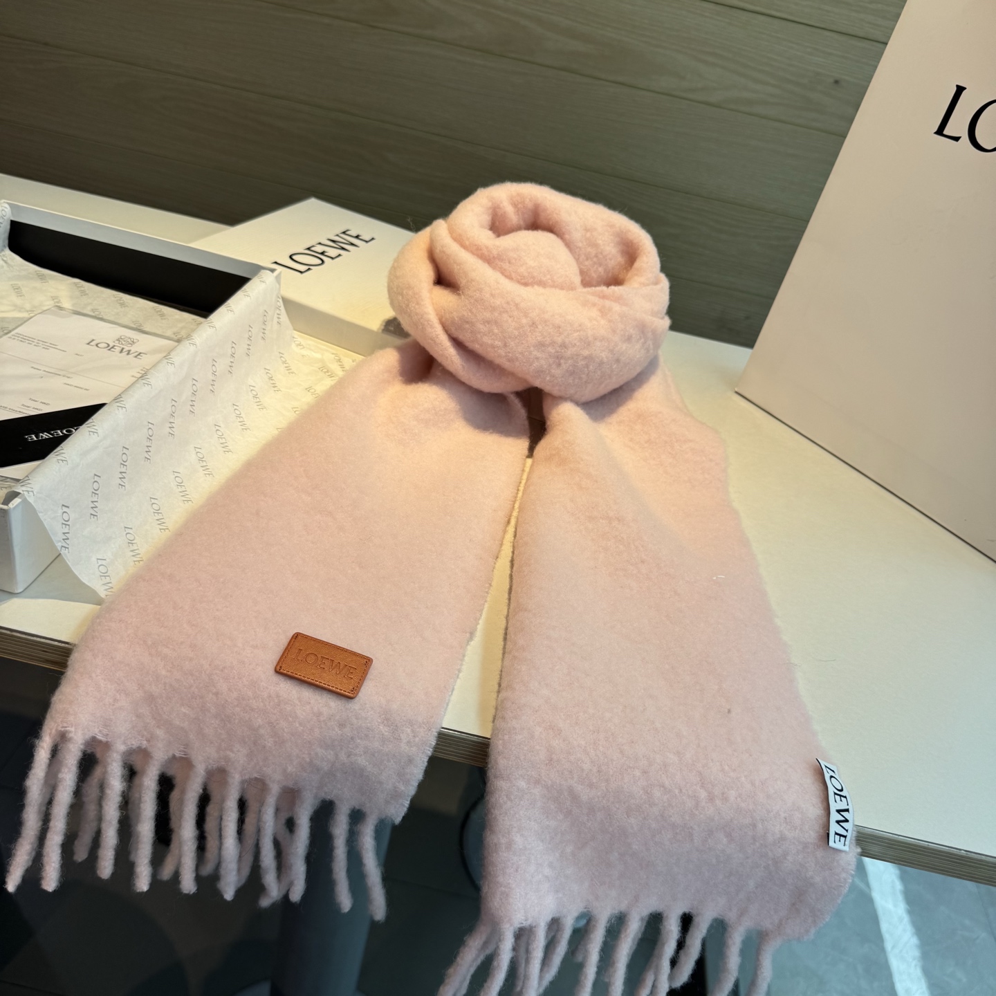 【▪❤️️Loewe超美新款马海毛围巾!超级推荐入手!】质感好货!罗意威主打的马海毛围巾~据说超难买哦!!打了好多次版! 【▪❤️️Loewe超美新款马海毛围巾!超级推荐入手!】质感好货!罗意威主打的马海毛围巾~据说超难买哦!!打了好多次版!