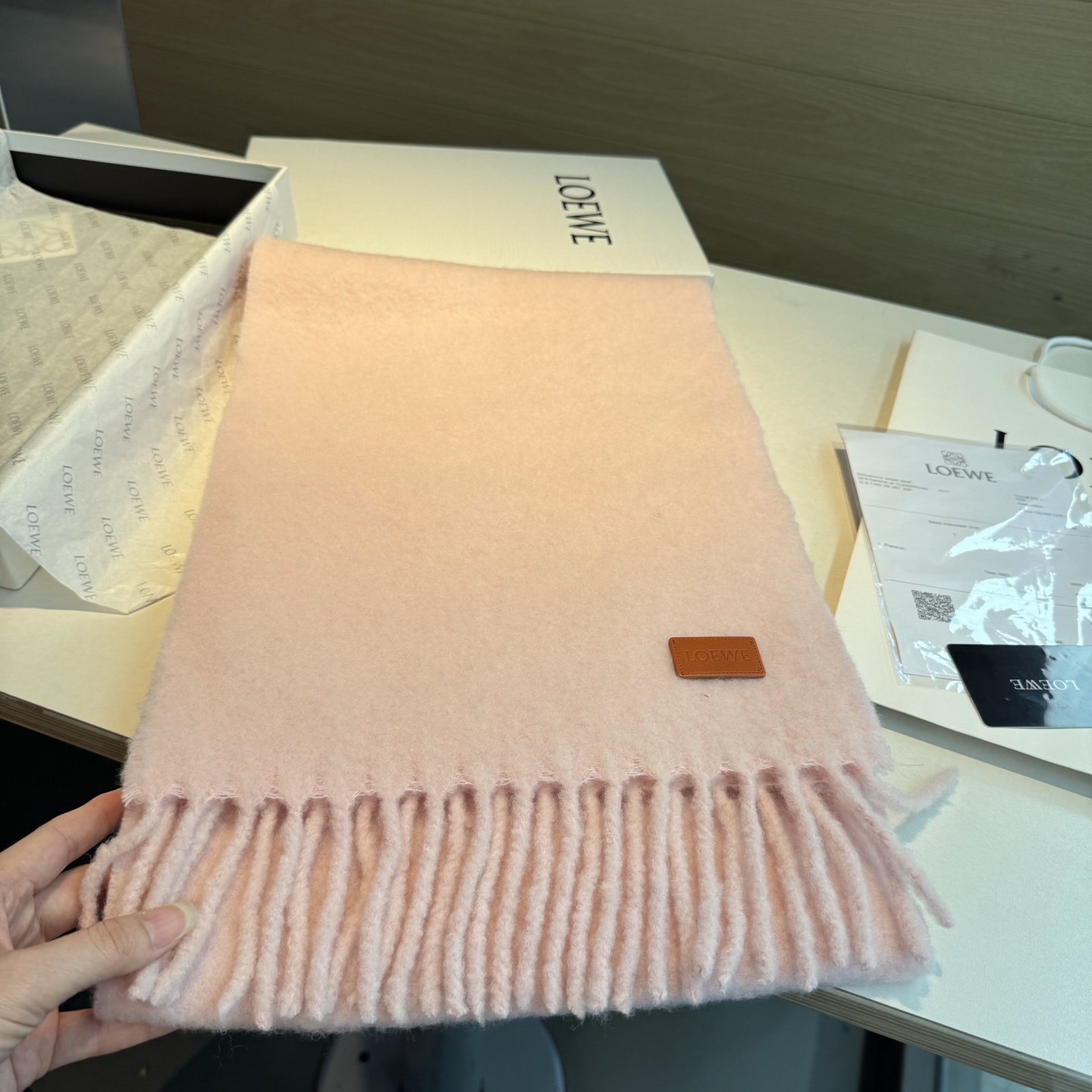 【▪❤️️Loewe超美新款马海毛围巾!超级推荐入手!】质感好货!罗意威主打的马海毛围巾~据说超难买哦!!打了好多次版! 【▪❤️️Loewe超美新款马海毛围巾!超级推荐入手!】质感好货!罗意威主打的马海毛围巾~据说超难买哦!!打了好多次版!