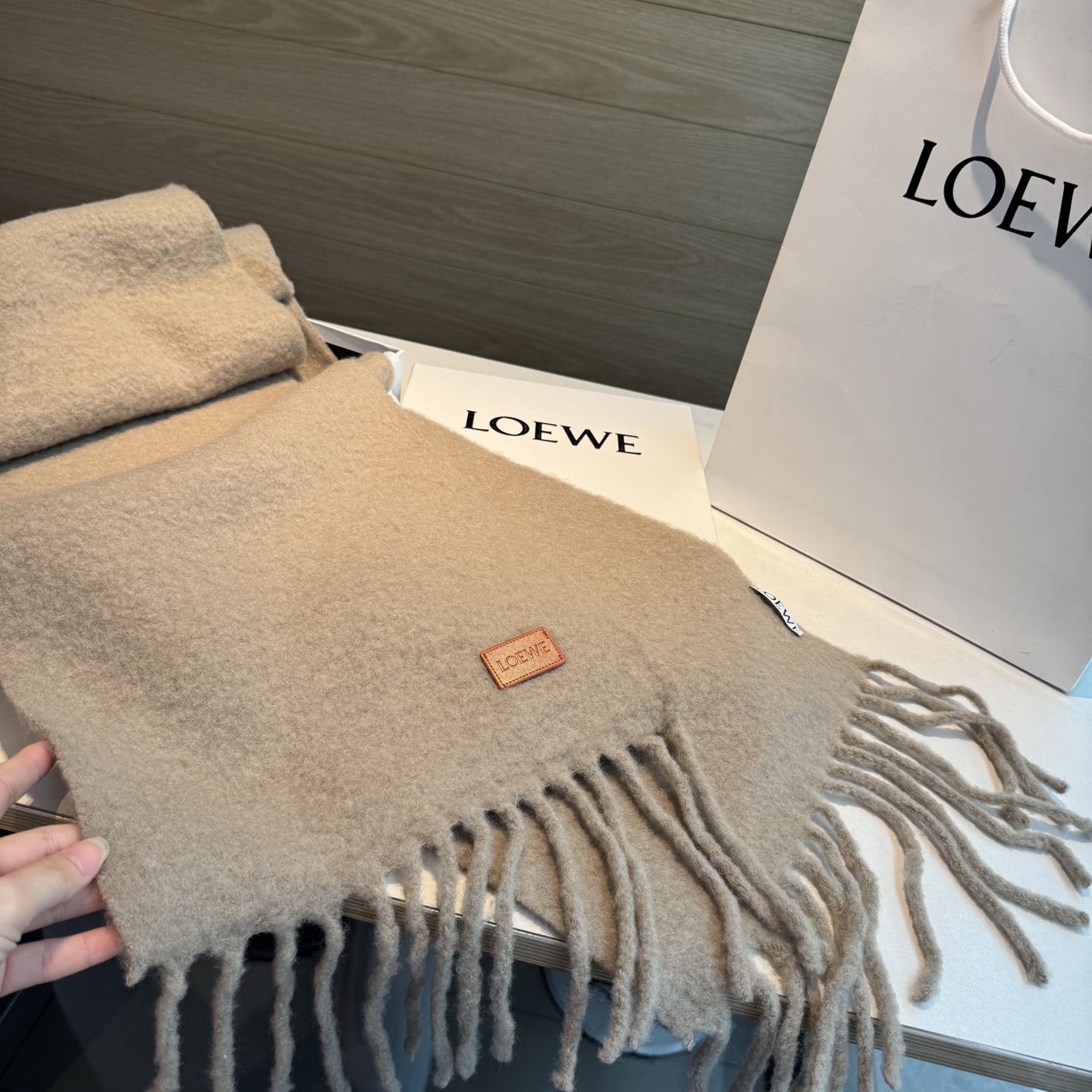 【▪❤️️Loewe超美新款马海毛围巾!超级推荐入手!】质感好货!罗意威主打的马海毛围巾~据说超难买哦!!打了好多次版! 【▪❤️️Loewe超美新款马海毛围巾!超级推荐入手!】质感好货!罗意威主打的马海毛围巾~据说超难买哦!!打了好多次版!
