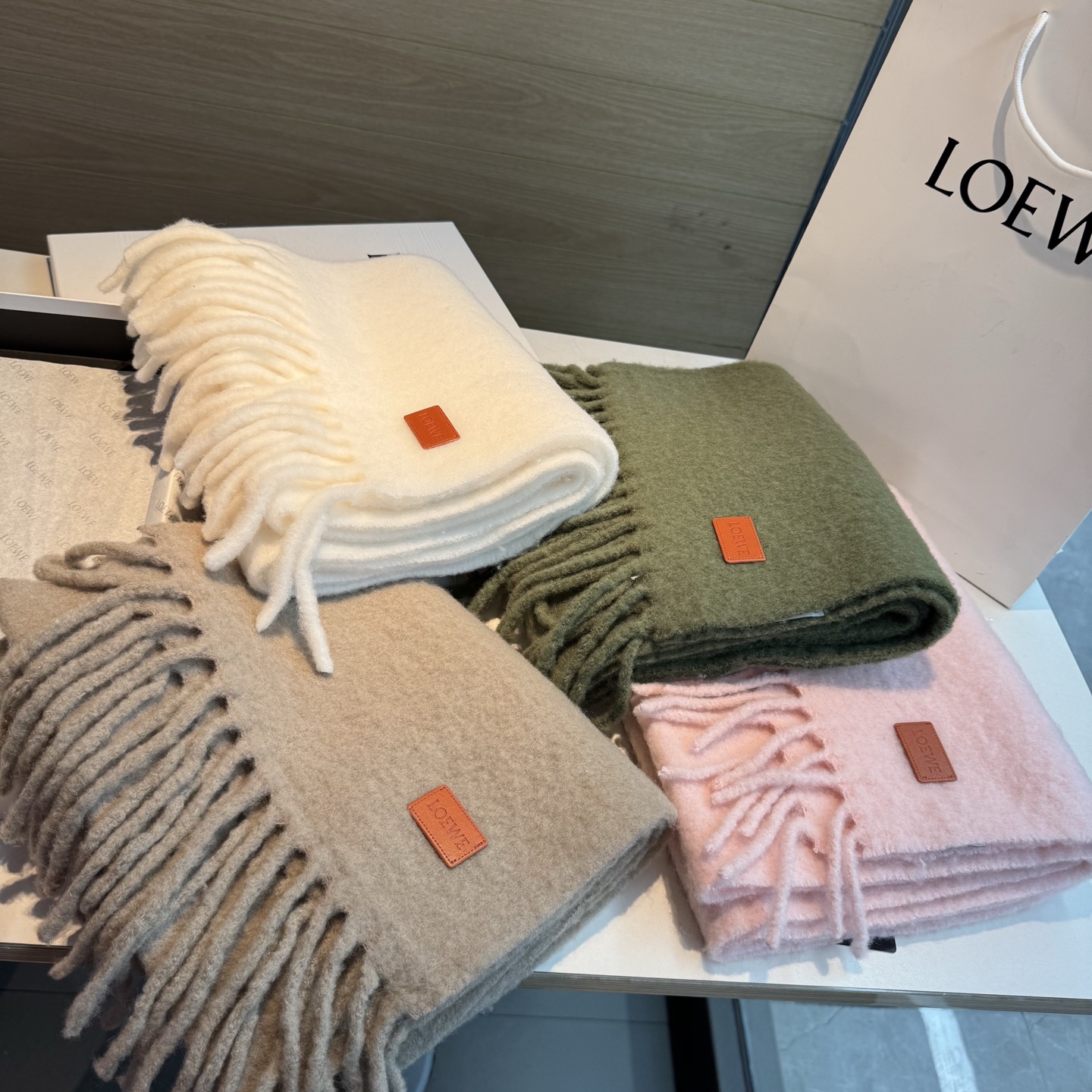 【▪❤️️Loewe超美新款马海毛围巾!超级推荐入手!】质感好货!罗意威主打的马海毛围巾~据说超难买哦!!打了好多次版! 【▪❤️️Loewe超美新款马海毛围巾!超级推荐入手!】质感好货!罗意威主打的马海毛围巾~据说超难买哦!!打了好多次版!