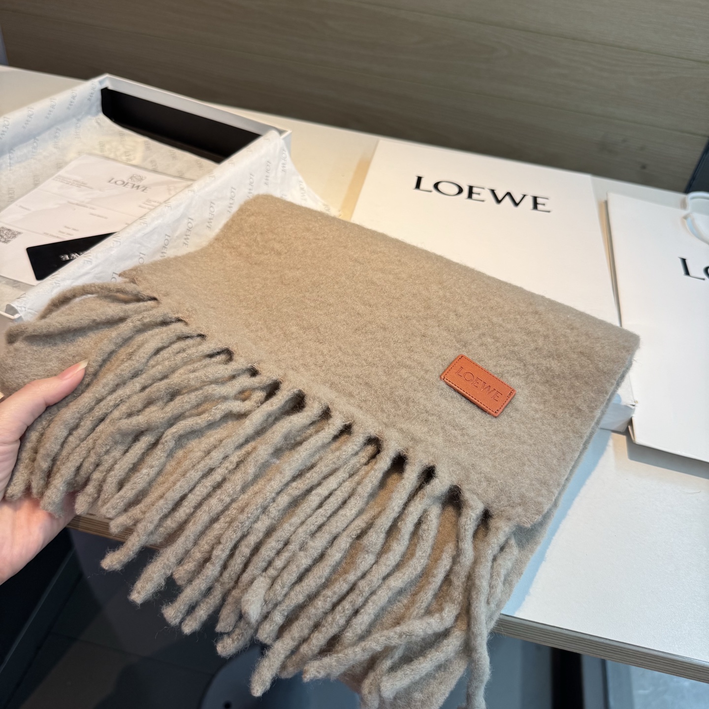【▪❤️️Loewe超美新款马海毛围巾!超级推荐入手!】质感好货!罗意威主打的马海毛围巾~据说超难买哦!!打了好多次版! 【▪❤️️Loewe超美新款马海毛围巾!超级推荐入手!】质感好货!罗意威主打的马海毛围巾~据说超难买哦!!打了好多次版!
