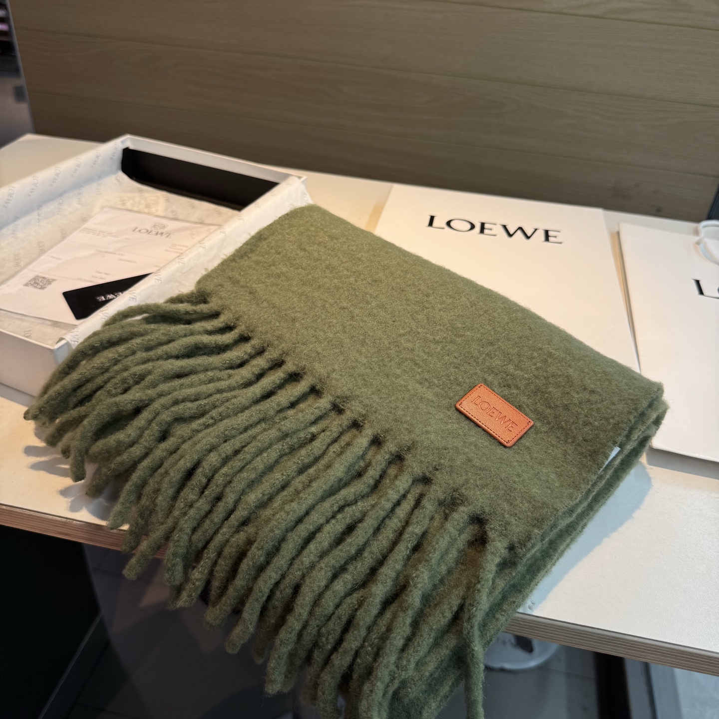 【▪❤️️Loewe超美新款马海毛围巾!超级推荐入手!】质感好货!罗意威主打的马海毛围巾~据说超难买哦!!打了好多次版! 【▪❤️️Loewe超美新款马海毛围巾!超级推荐入手!】质感好货!罗意威主打的马海毛围巾~据说超难买哦!!打了好多次版!