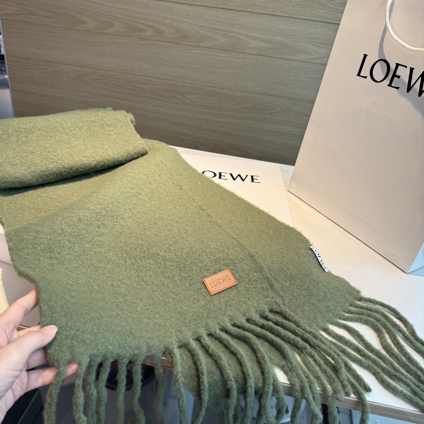 【▪❤️️Loewe超美新款马海毛围巾!超级推荐入手!】质感好货!罗意威主打的马海毛围巾~据说超难买哦!!打了好多次版! 【▪❤️️Loewe超美新款马海毛围巾!超级推荐入手!】质感好货!罗意威主打的马海毛围巾~据说超难买哦!!打了好多次版!