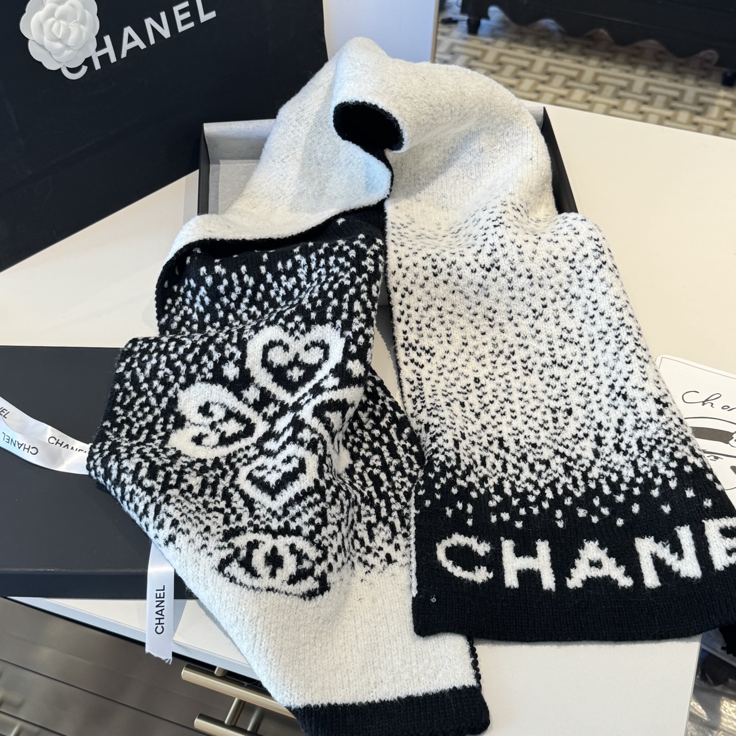 新款Chanel · 香奈儿难得一见的针织单品，温柔配色，超级迷恋❗️气质低调恬静又不失优雅❗️】重点推荐❗️一秒心动啊