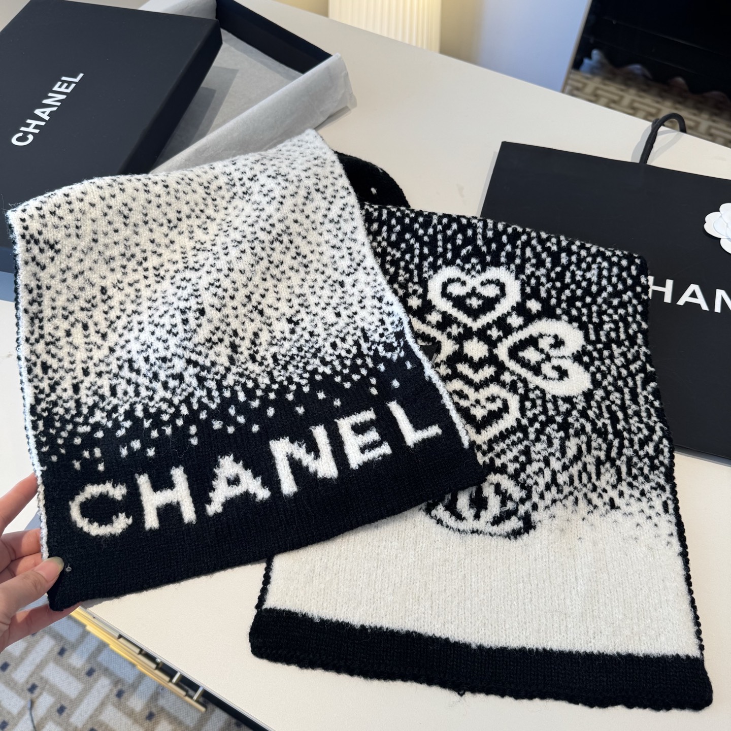 新款Chanel · 香奈儿难得一见的针织单品，温柔配色，超级迷恋❗️气质低调恬静又不失优雅❗️】重点推荐❗️一秒心动啊
