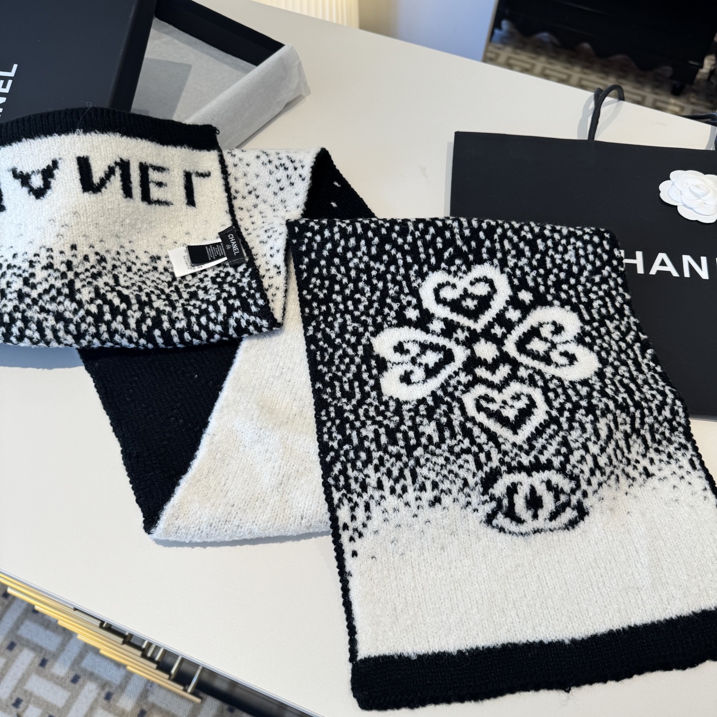 新款Chanel · 香奈儿难得一见的针织单品，温柔配色，超级迷恋❗️气质低调恬静又不失优雅❗️】重点推荐❗️一秒心动啊