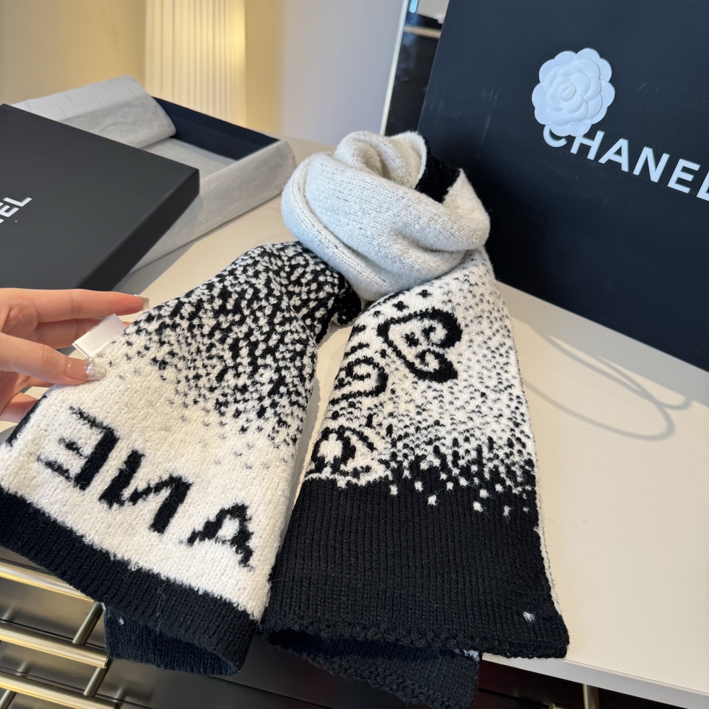 新款Chanel · 香奈儿难得一见的针织单品，温柔配色，超级迷恋❗️气质低调恬静又不失优雅❗️】重点推荐❗️一秒心动啊
