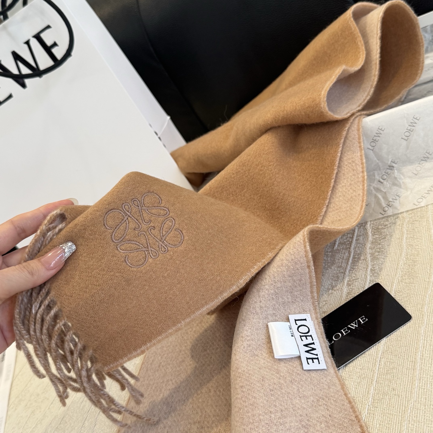 上新!Loewe · 罗意威️难得一见的温柔配色,低调又不失优雅❗️】重点推荐❗️双面配色,一条围巾两种风格搭配,高级舒 上新!Loewe · 罗意威️难得一见的温柔配色,低调又不失优雅❗️】重点推荐❗️双面配色,一条围巾两种风格搭配,高级舒